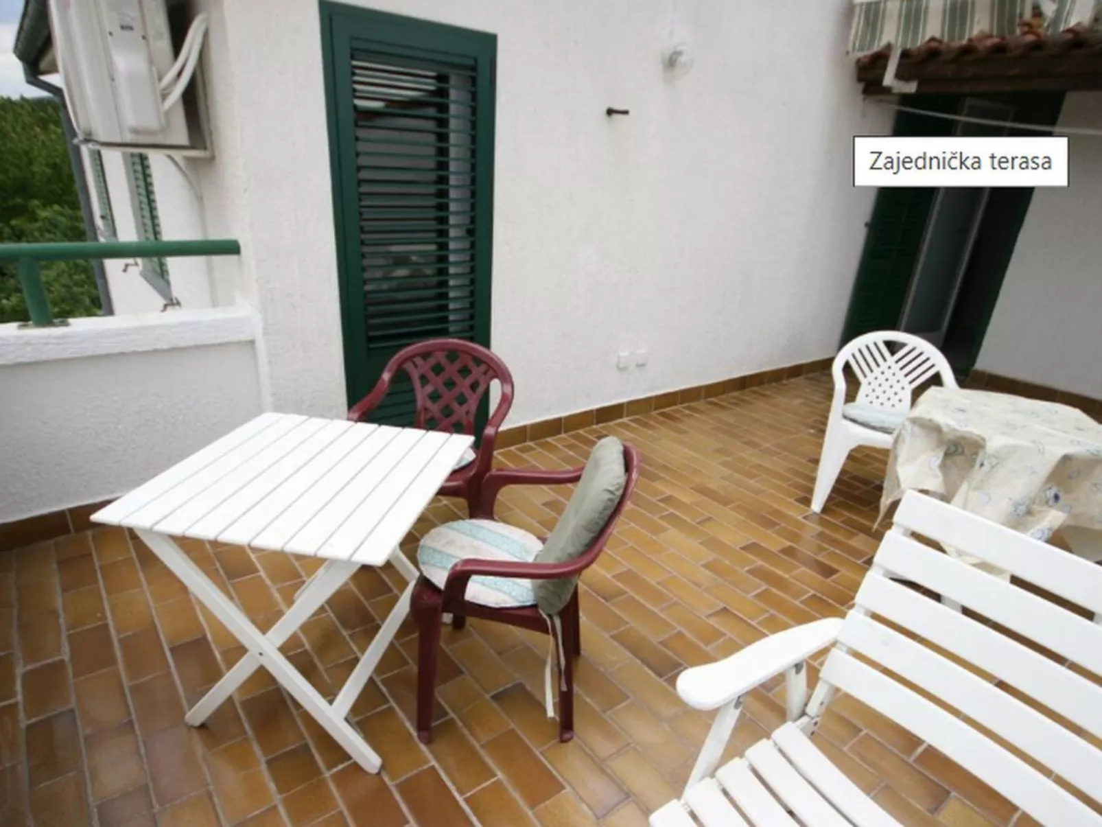 Wohnung "Blažević 04" direkt am Strand-Buiten