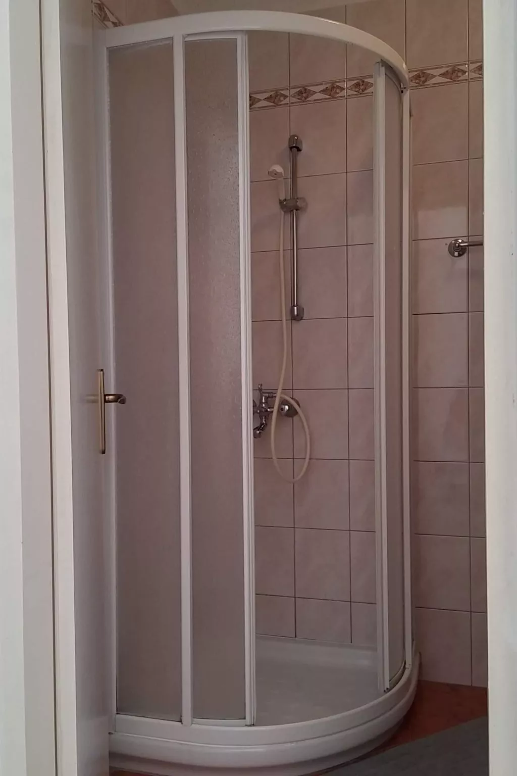 Katarina mit Garten und Grill-Image-tags.info