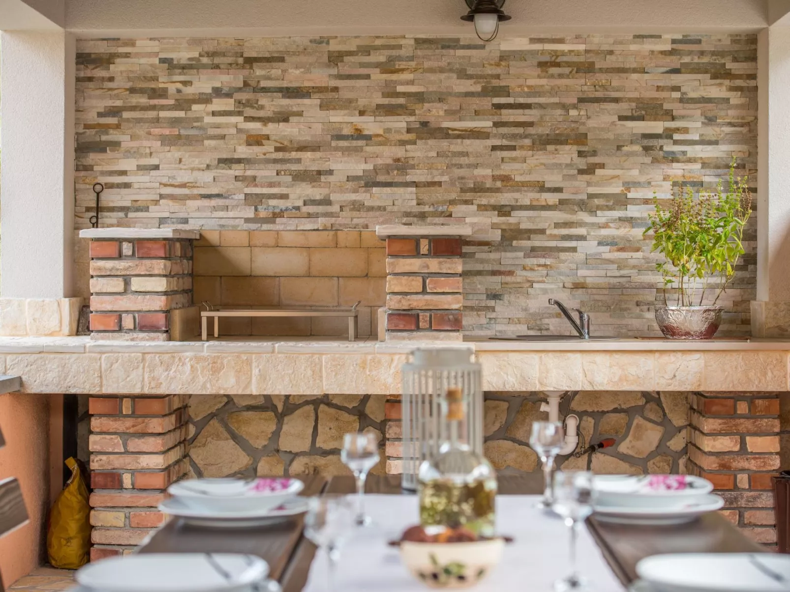 Appartement in Soline mit Großer Terrasse-Buiten