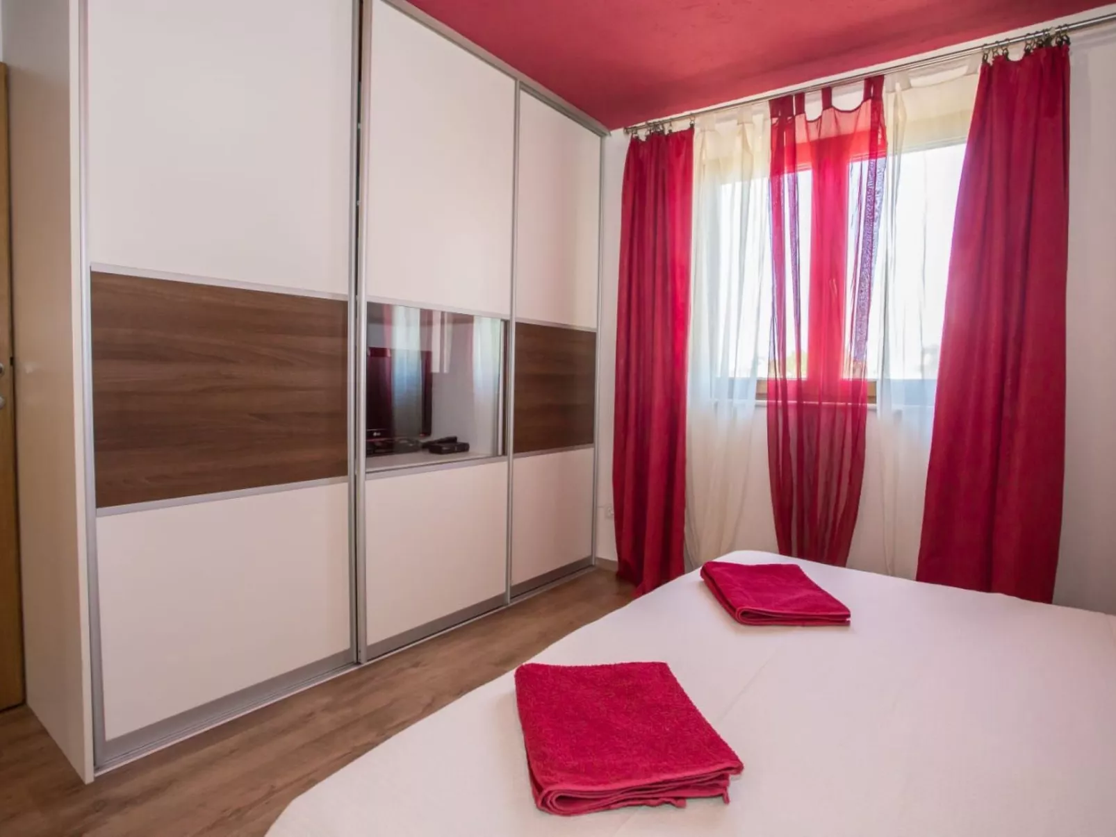 Andre Wohnung mit Pool-Image-tags.info