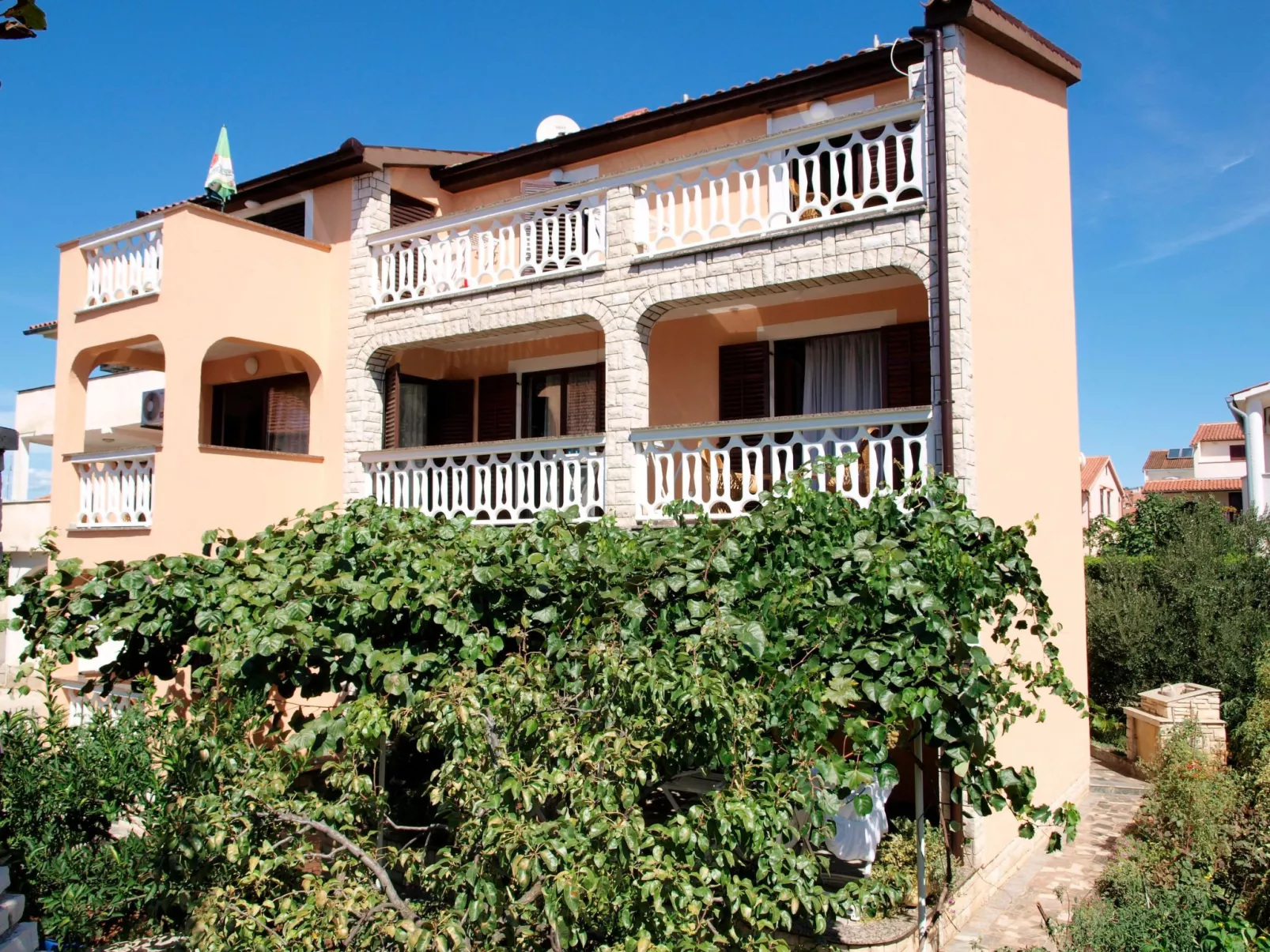 Wohnung in Fažana mit Grill, Garten und Terrasse-Binnen