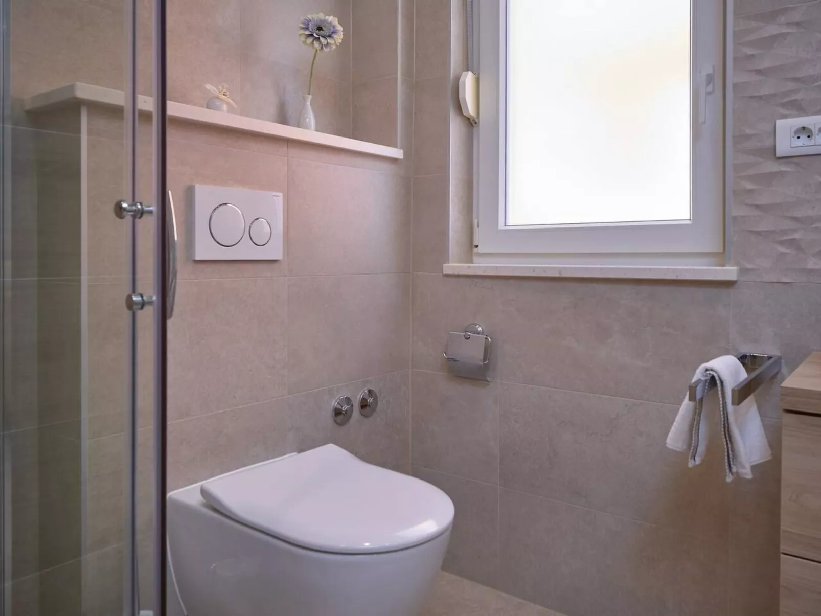 M Ganze Etage in einem geräumigen Haus mit Pool-Binnen