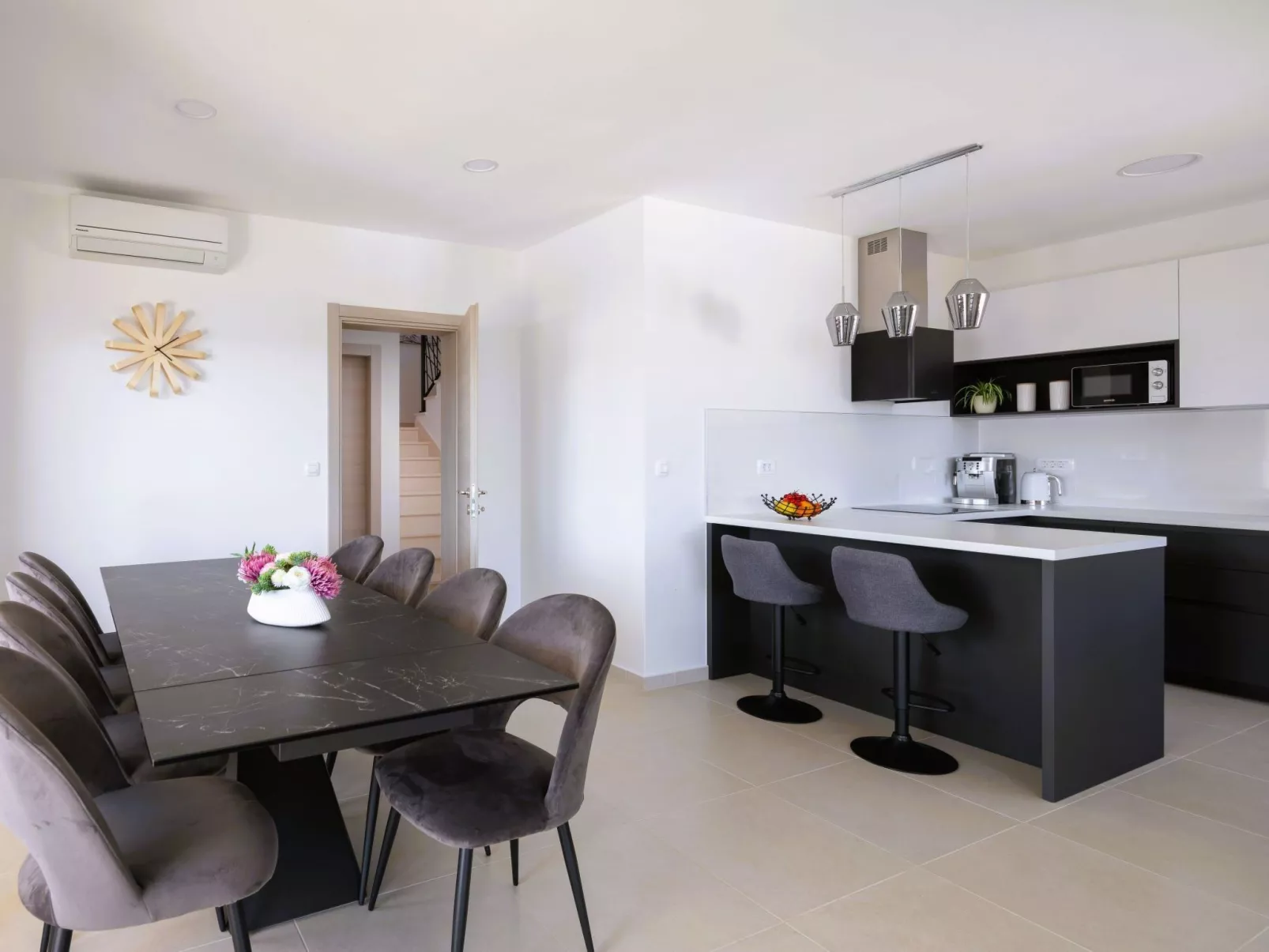 Luxuriöse Villa Dolce Vita direkt am Meer mit privatem Pool und Parkplatz-Binnen