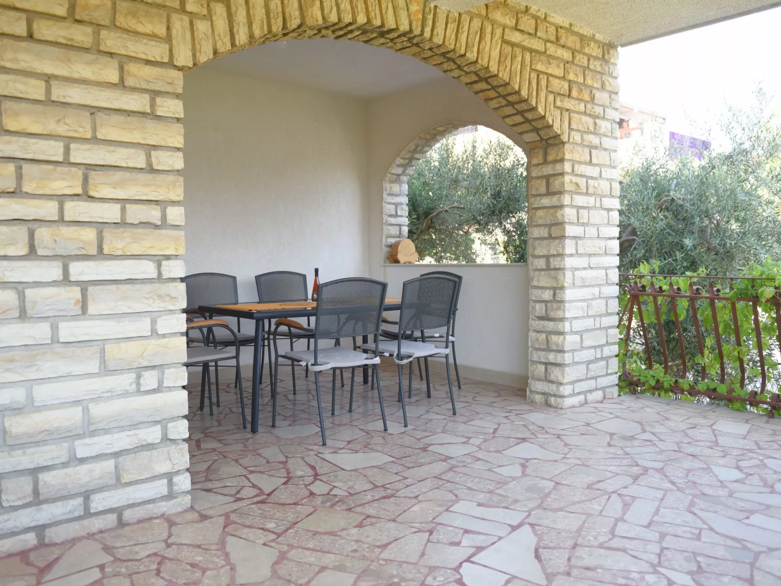 "Mladen" mit Blick auf das Wasser-Buiten