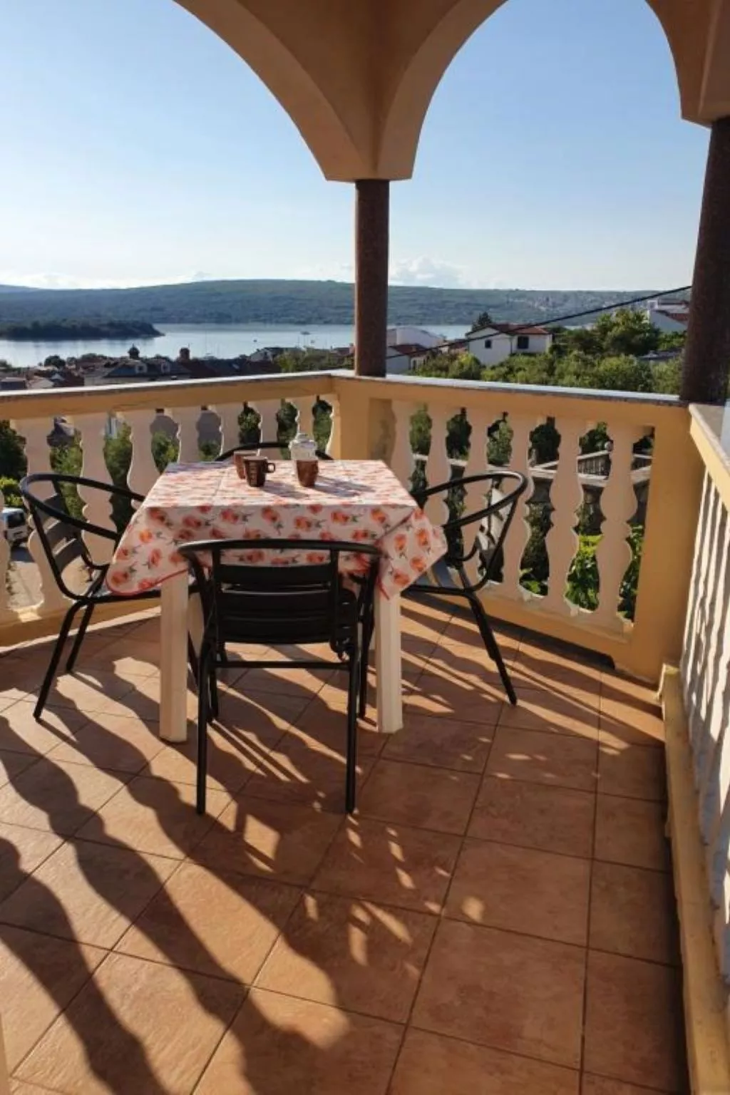 "Nikica" mit Blick auf das Meer-Binnen