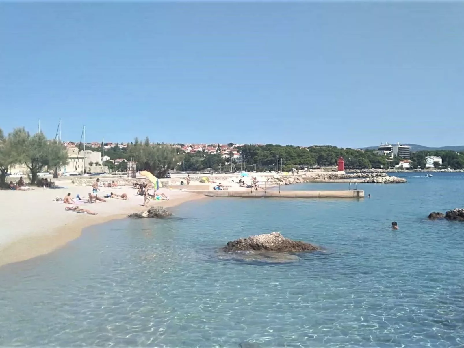 Apartment mit einem kleinen Wohn- und Essbereich und Schlafzimmer-Image-tags.info