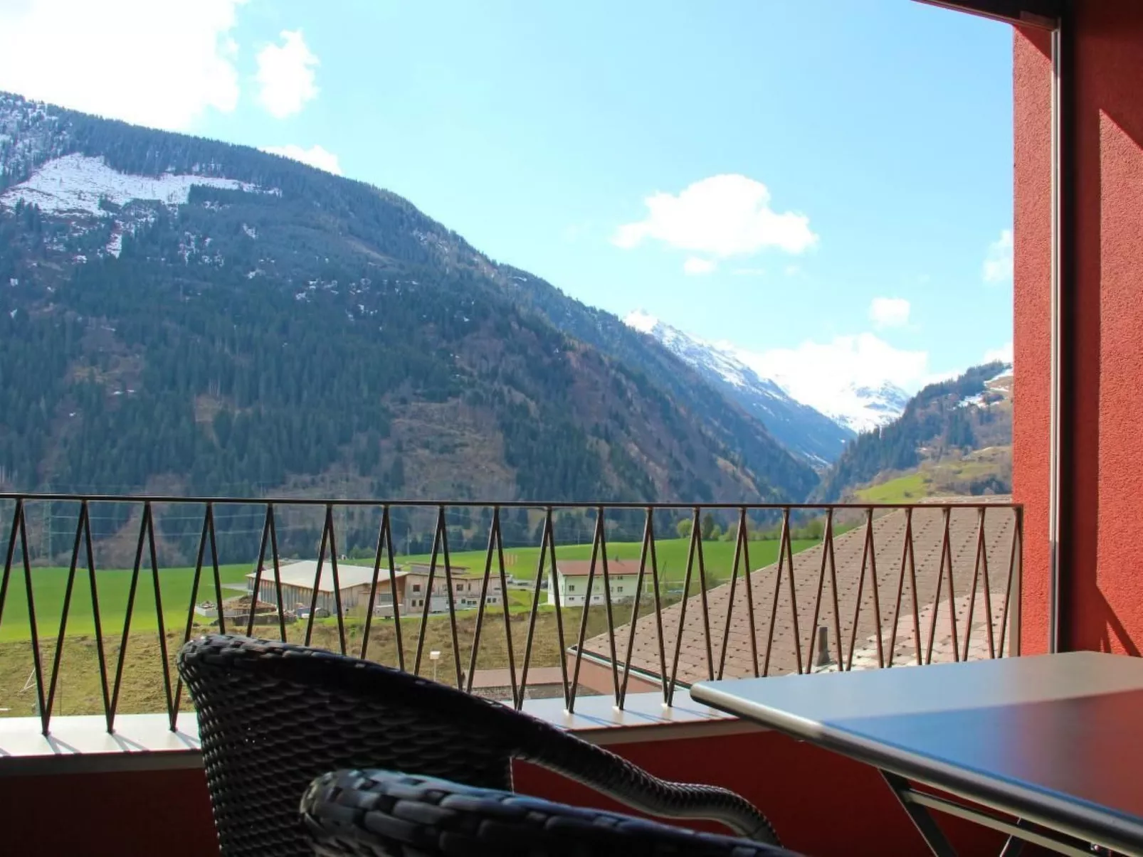 Moderne, komfortable Dachwohnung mit Bergsicht-Buiten