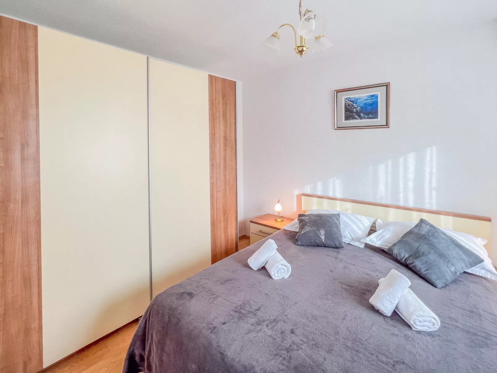 Günstiges Ferienhaus mit Pool und Meerblick-Binnen