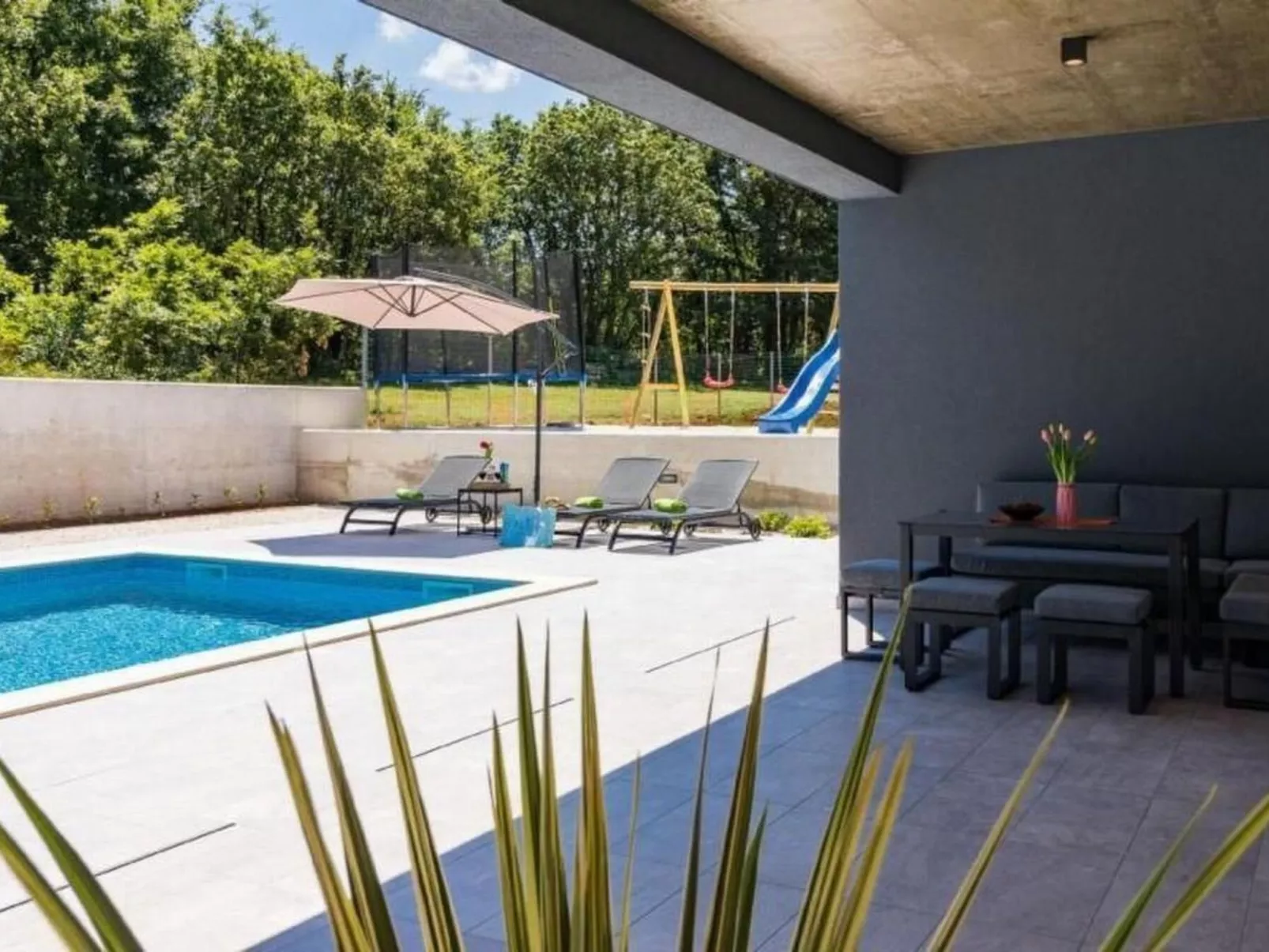 Villa Sanivaro mit beheiztem Pool und Whirlpool-Binnen