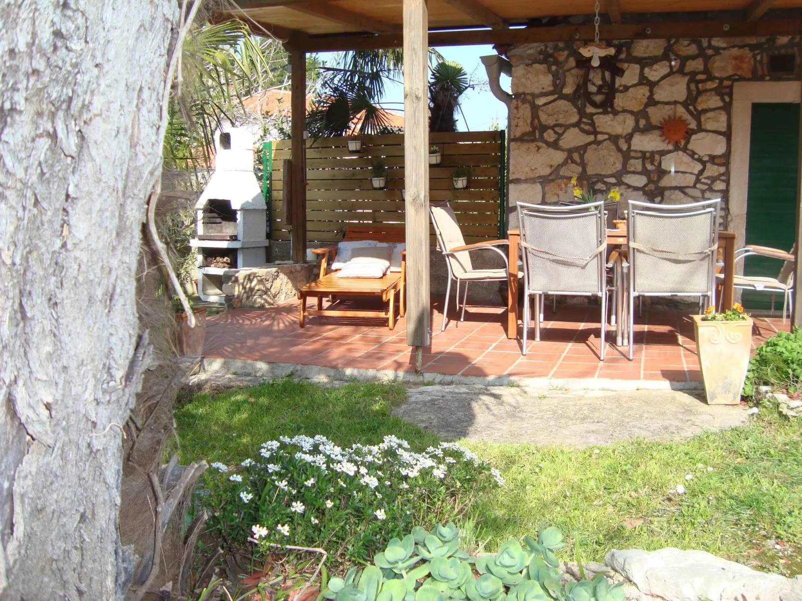 Typisch istrisches Steinhaus mit Grill und Garten-Buiten