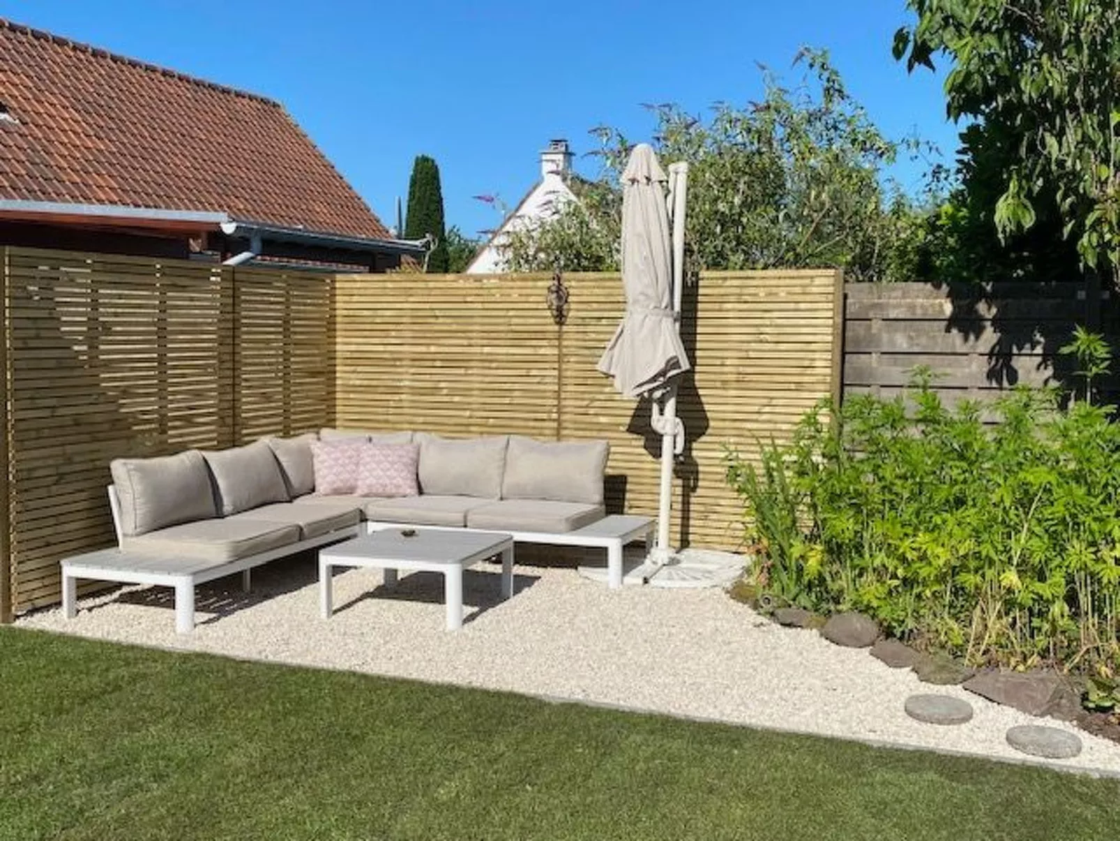 Zonnewind in der Nähe von Dünen und Wald-Binnen