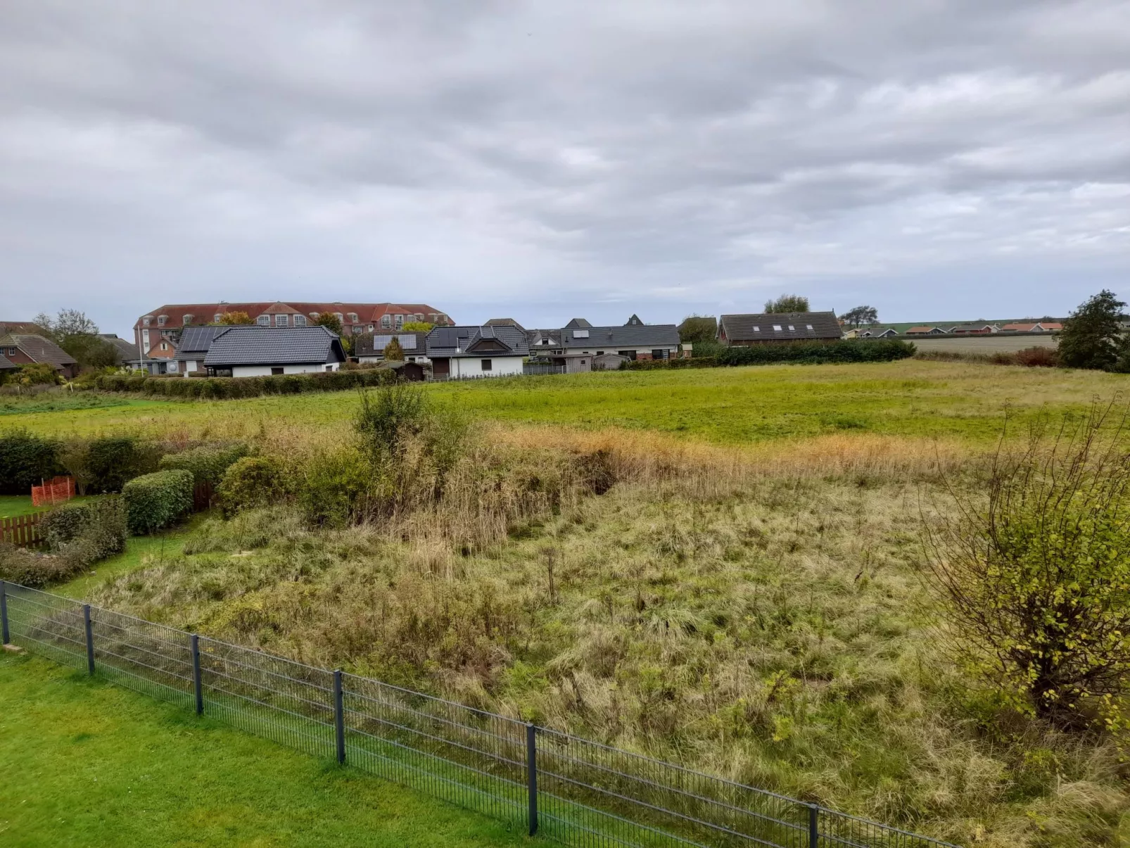 Moderne Ferienwohnung mit Balkon in Strandnähe-Buiten