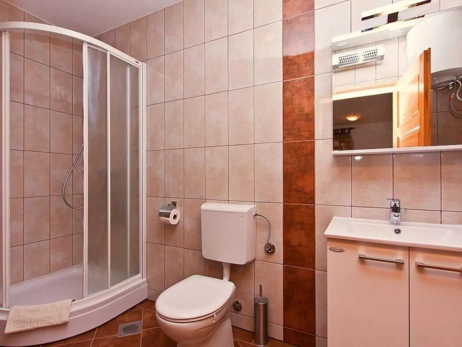 Gemütliches Ferienhaus in Peresiji mit Grill und Terrasse-Binnen