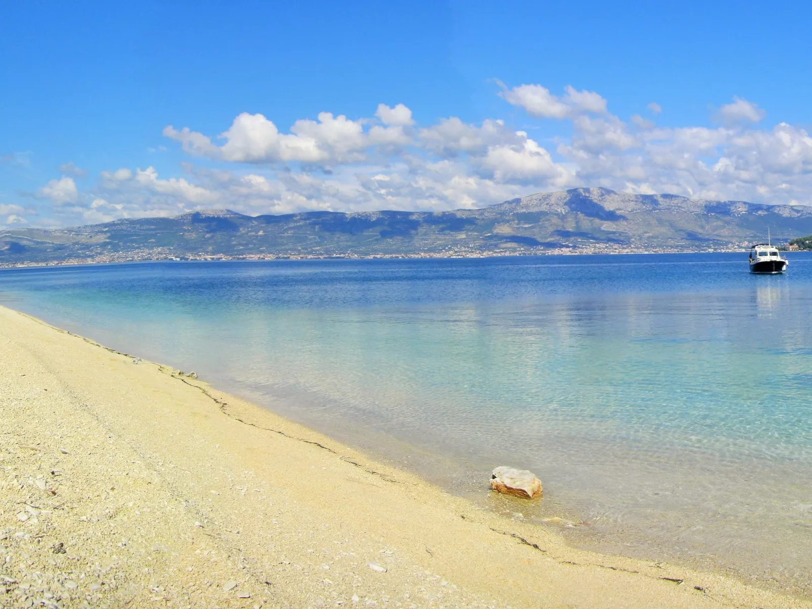 Erdgeschosswohnung mit viel Komfort und Terrasse-Buiten