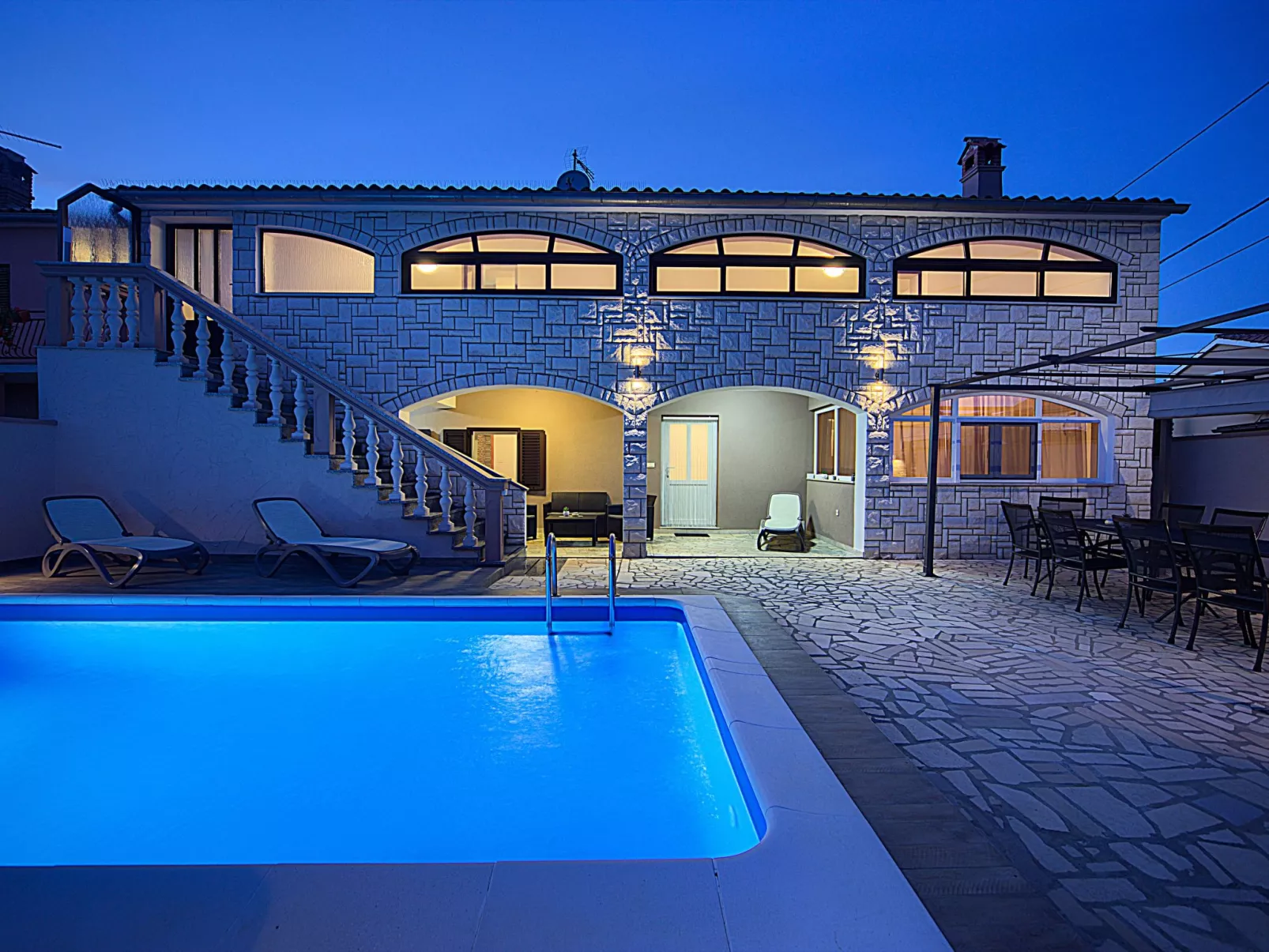 Villa mit Garten, Grill und Terrasse-Buiten