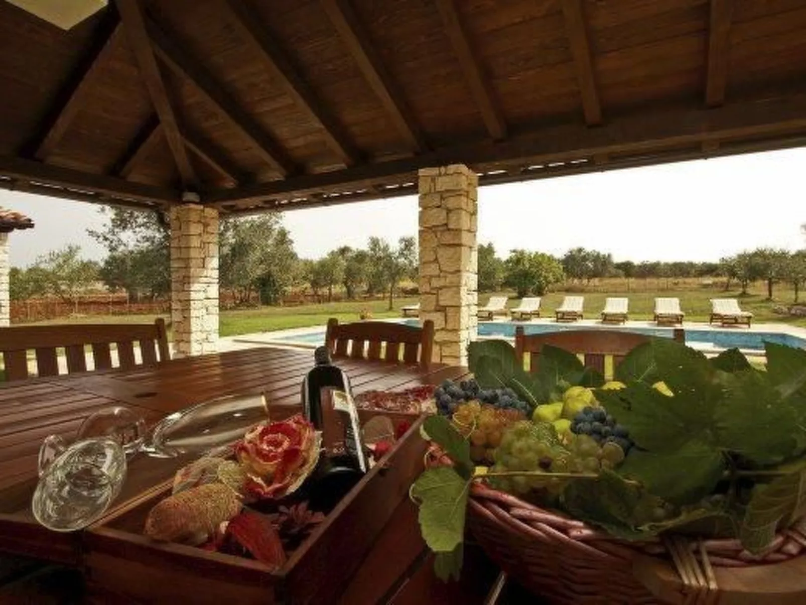 Luxuriöse Villa mit riesigem Olivenbaum-Garten, Sonnenterrasse, großem Pool und-Image-tags.info