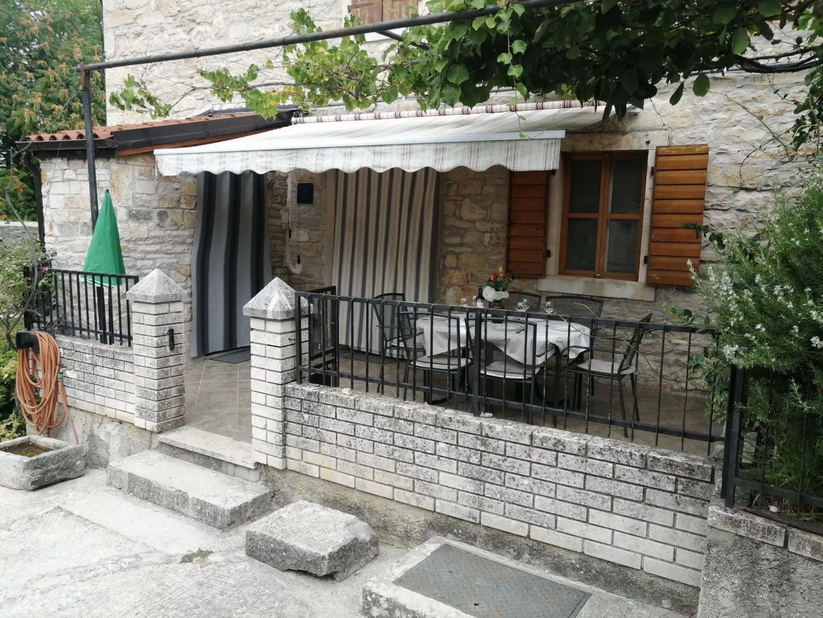 Villa 'Vickovi' mit Gemeinschaftspool-Buiten