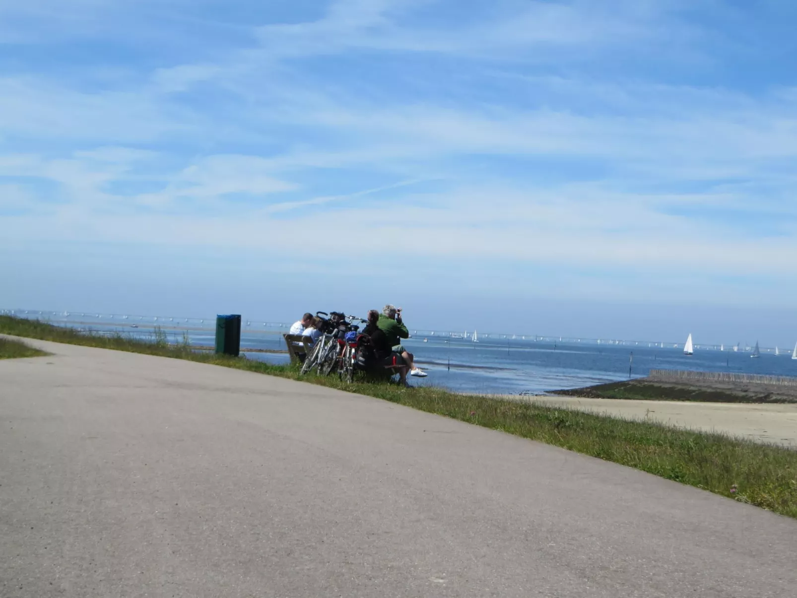 Gemütliches Vier-Personen-Bungalow mit Überdachung-Buiten