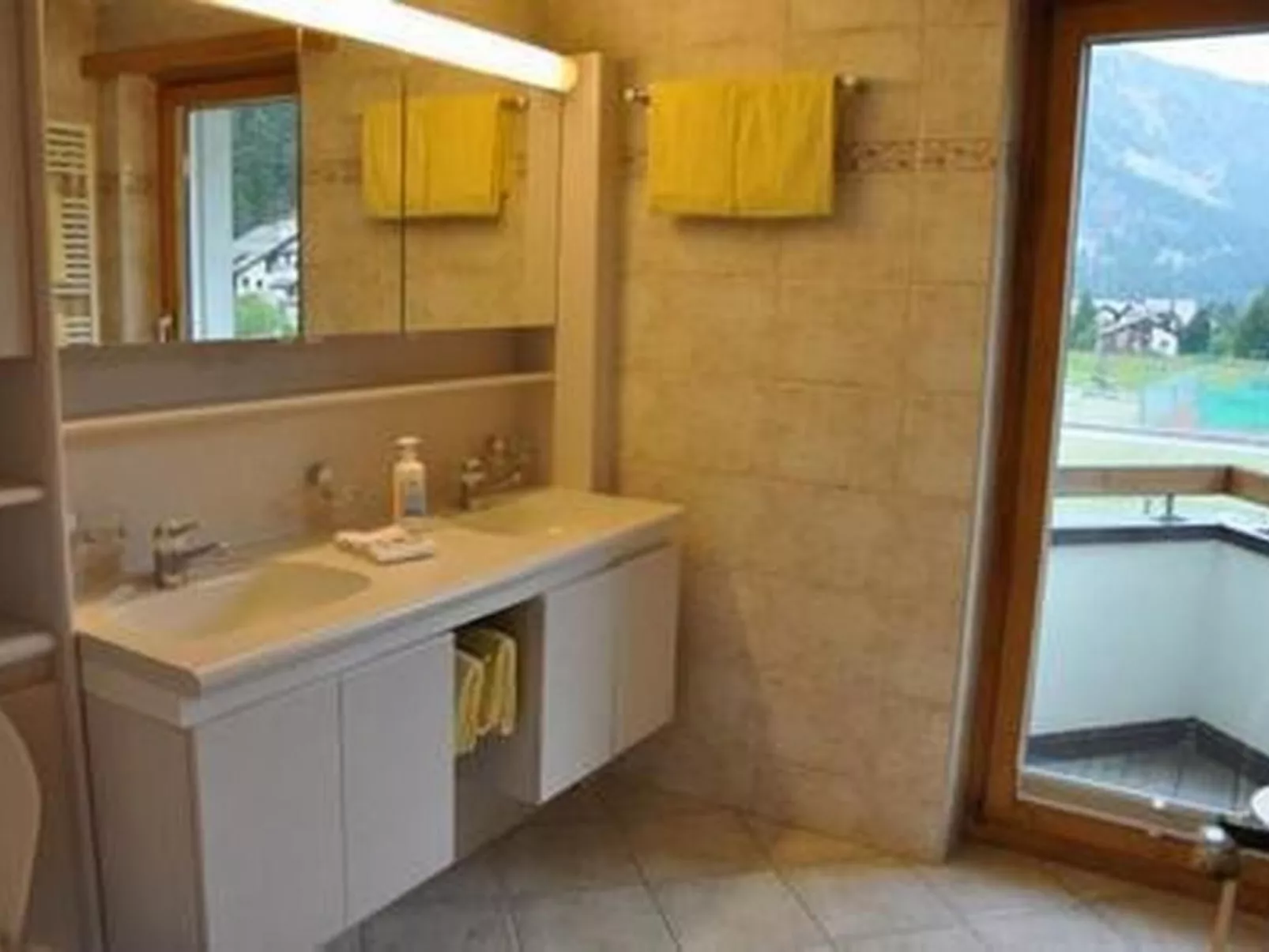 Chesa Sunasain V8-Binnen