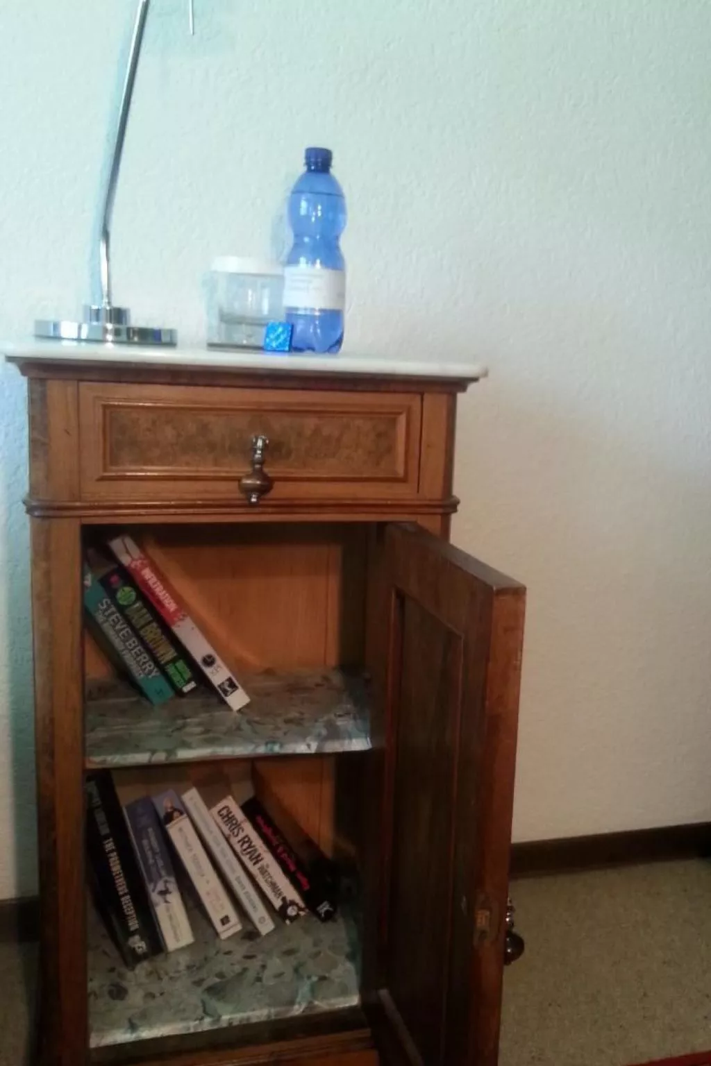 Gegenüber den Staubbach Wasserfällen-Binnen