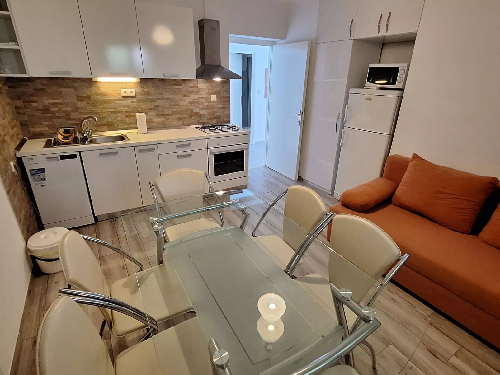 Für sechs Personen, mit einem Balkon-Binnen