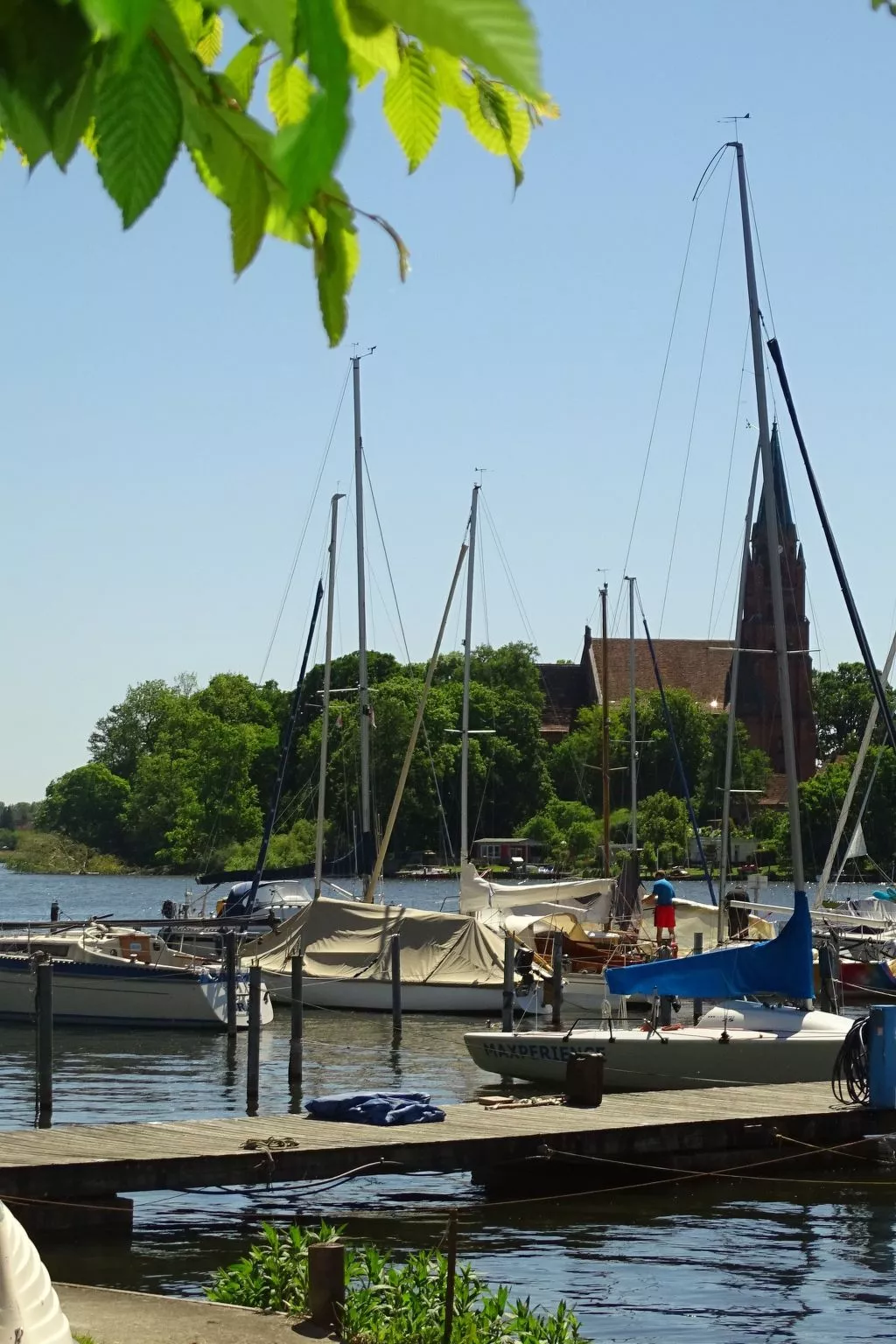 Gemütliches Dachgeschoss-Apartement mit Seeblick und großem Garten am Wasser-Buiten