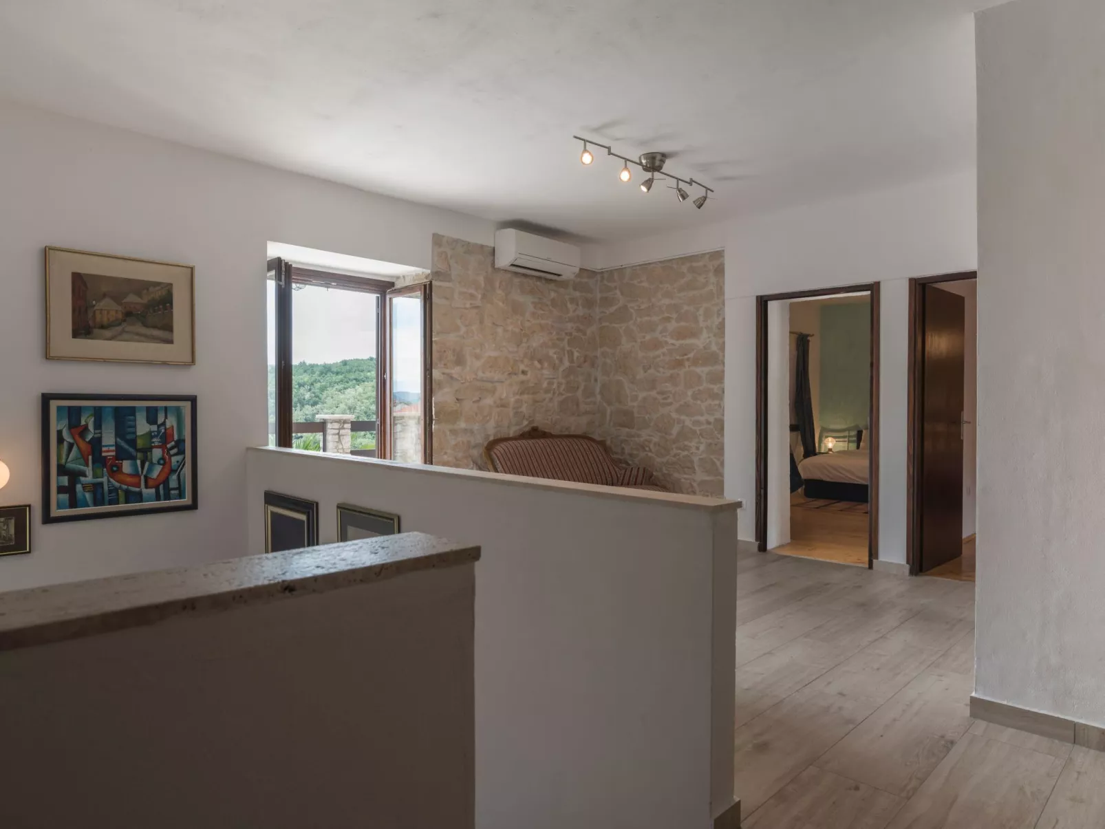 Wunderschön eingerichtete Villa mit Pool und Garten-Image-tags.info