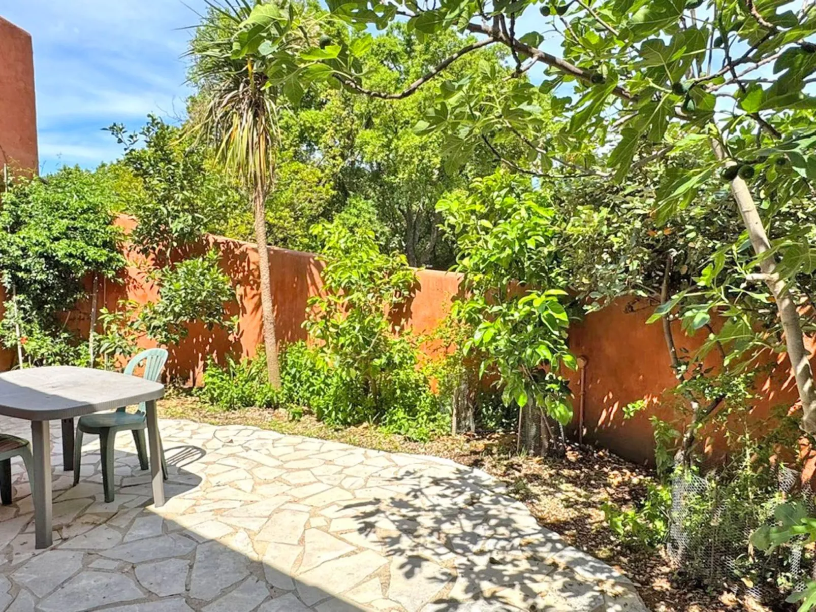 Schöne Villa mit innovativer Architektur in einem grünen Nest im Herzen des Mas-Binnen