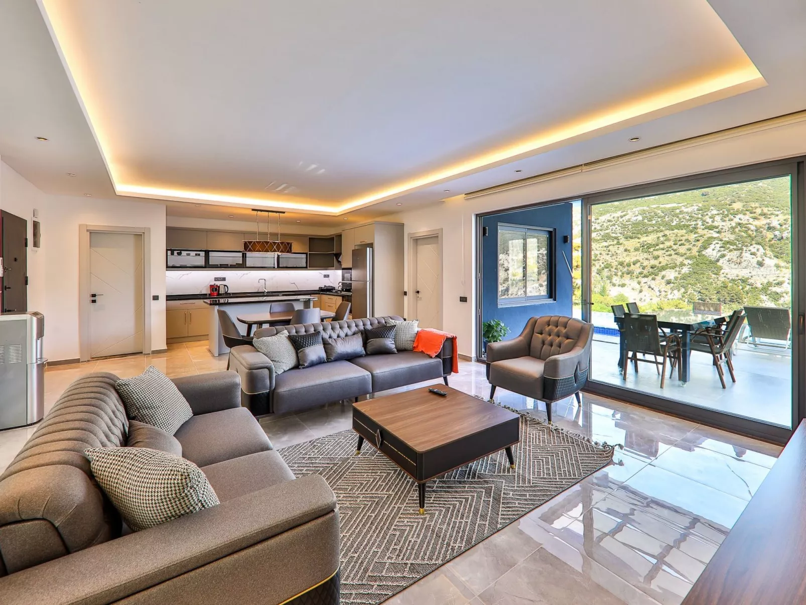 Mediterranean 2-Binnen