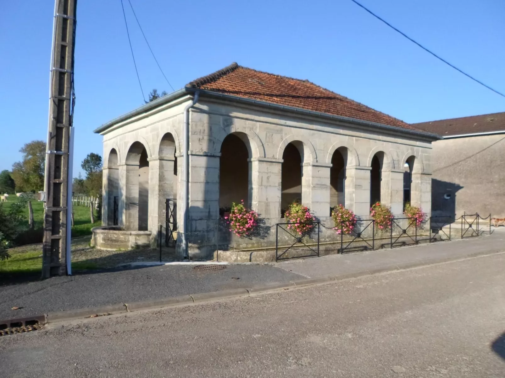 Steinhaus in ländlicher Umgebung mit Pool-Binnen