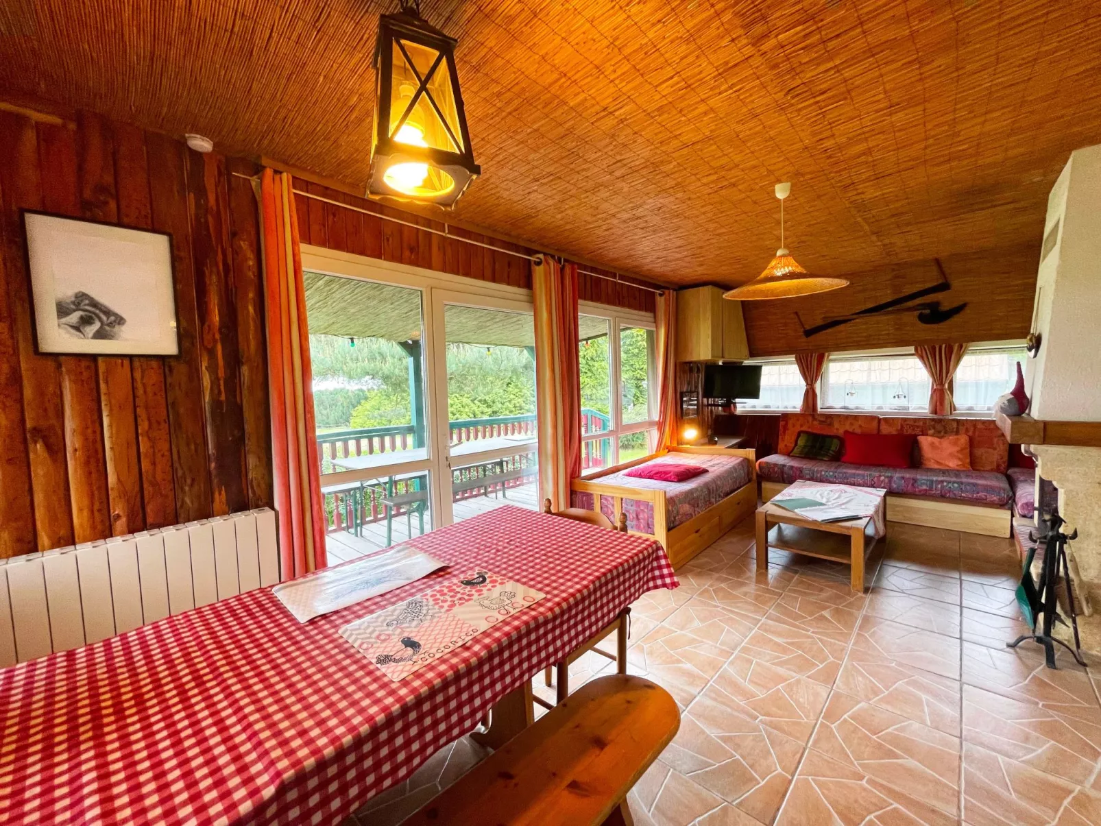 Charmantes Ferienhaus mit gemeinsamem Grill-Binnen