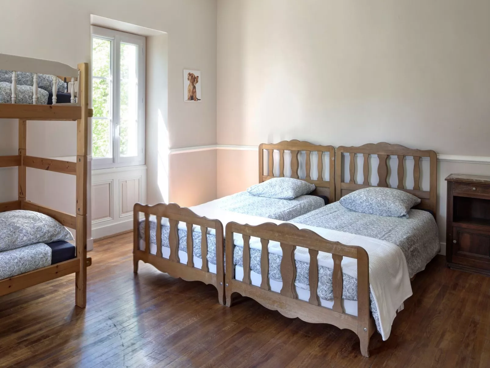 Schloss mit Überlaufpool an der Dordogne-Binnen