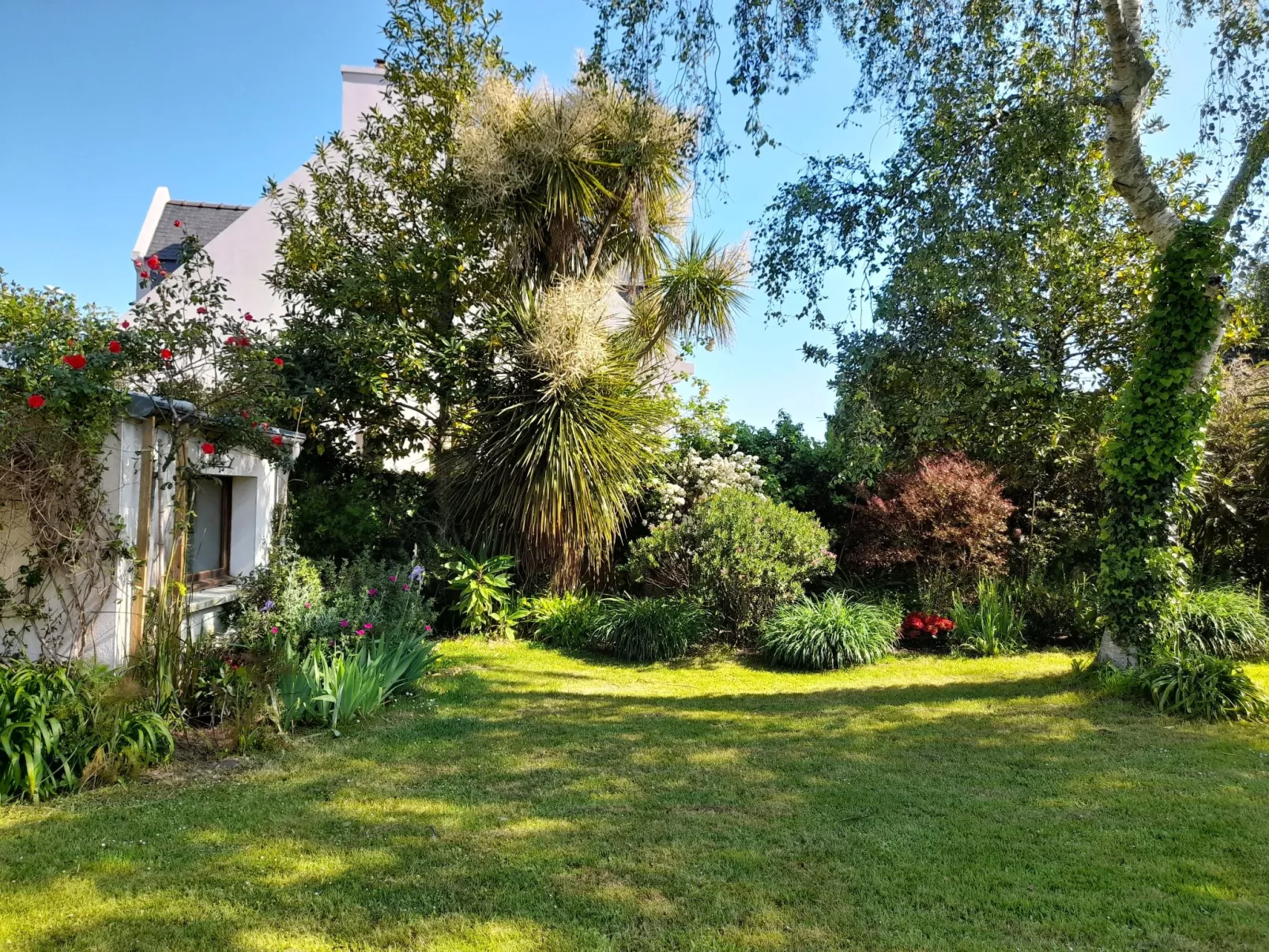 Großes Familienhaus mit schön angelegtem Garten-Buiten