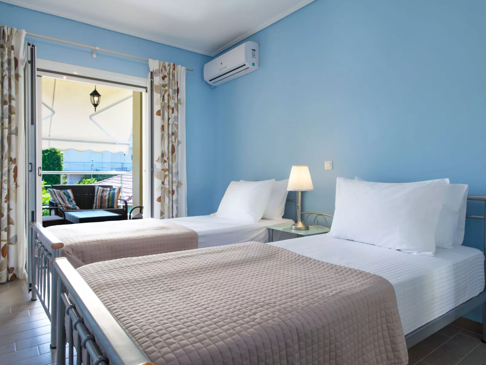 Diamante beachfront suite B-Binnen