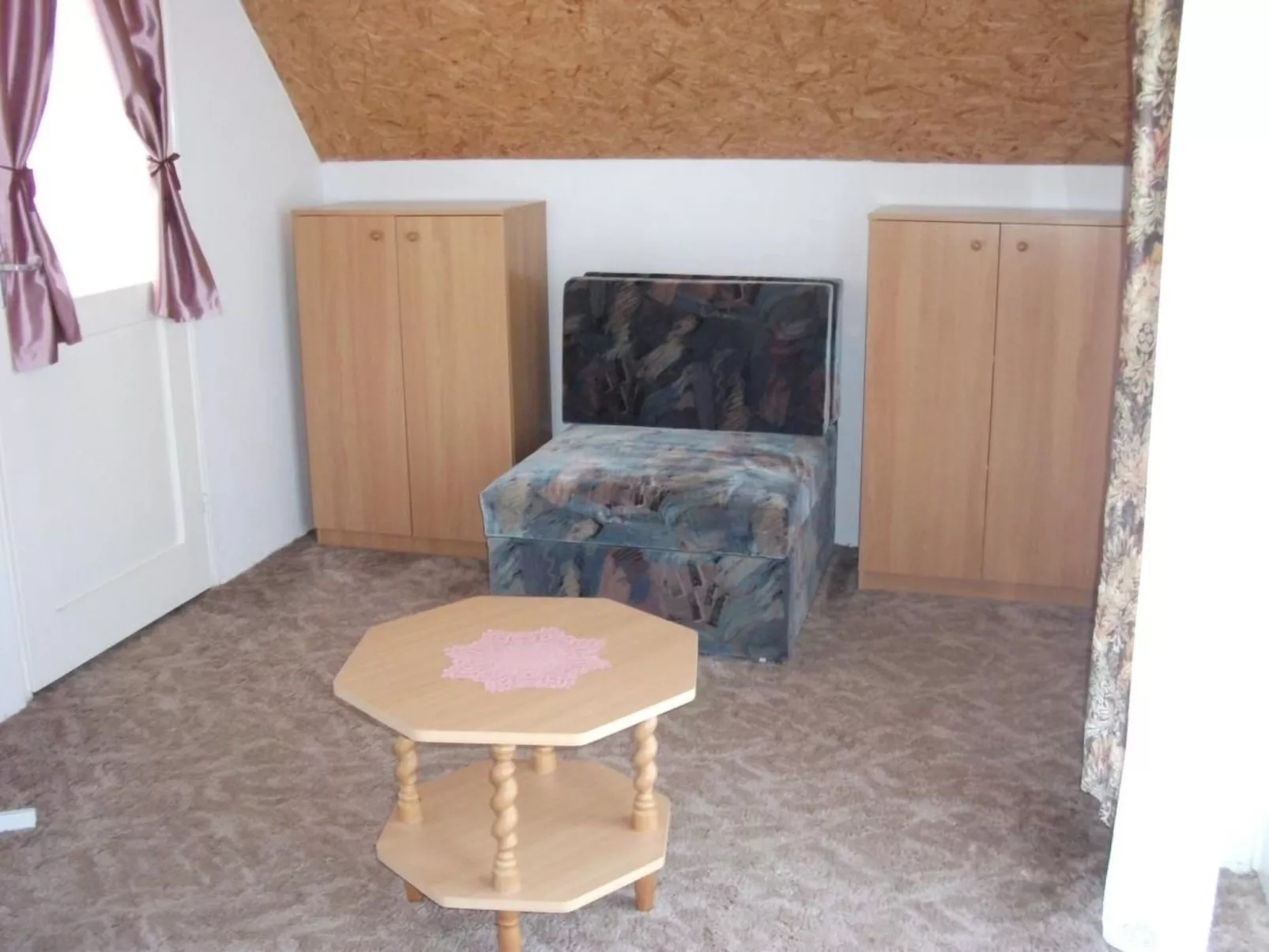 Mit Terrassen, Balkonen sowie Parkplatz-Binnen