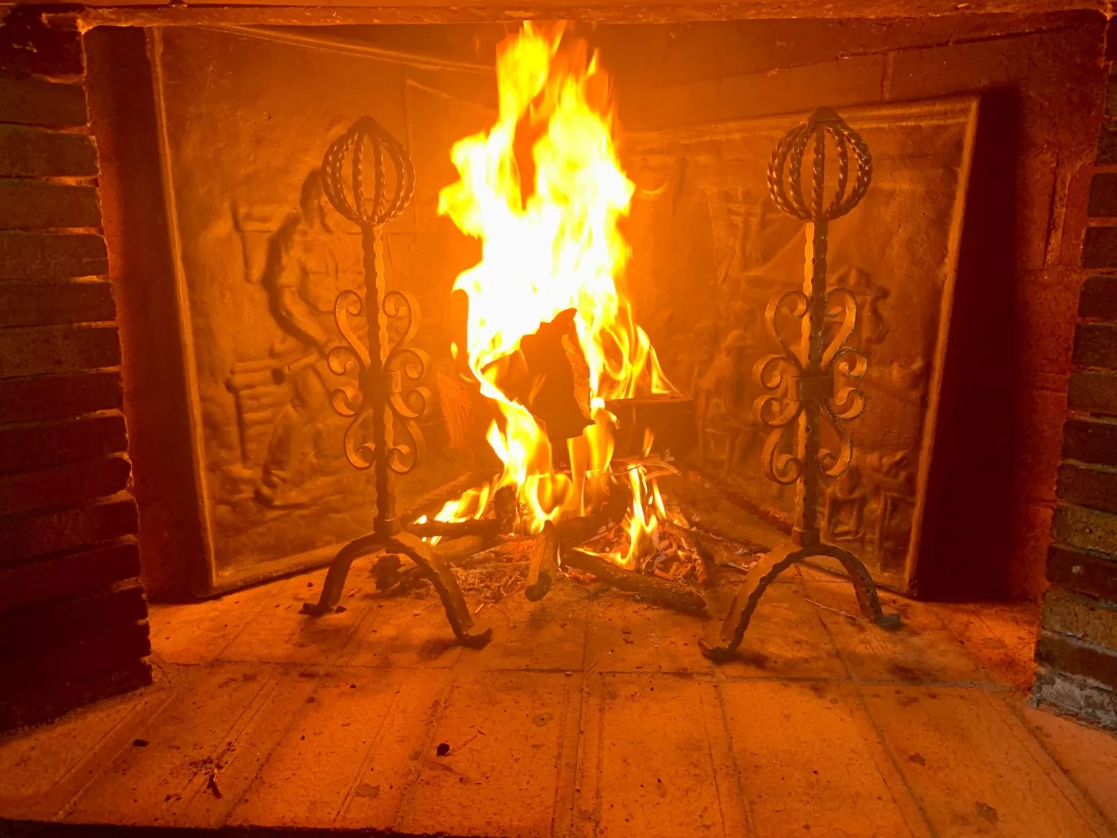 Steinhaus Garten und Blick auf die Berge-Binnen