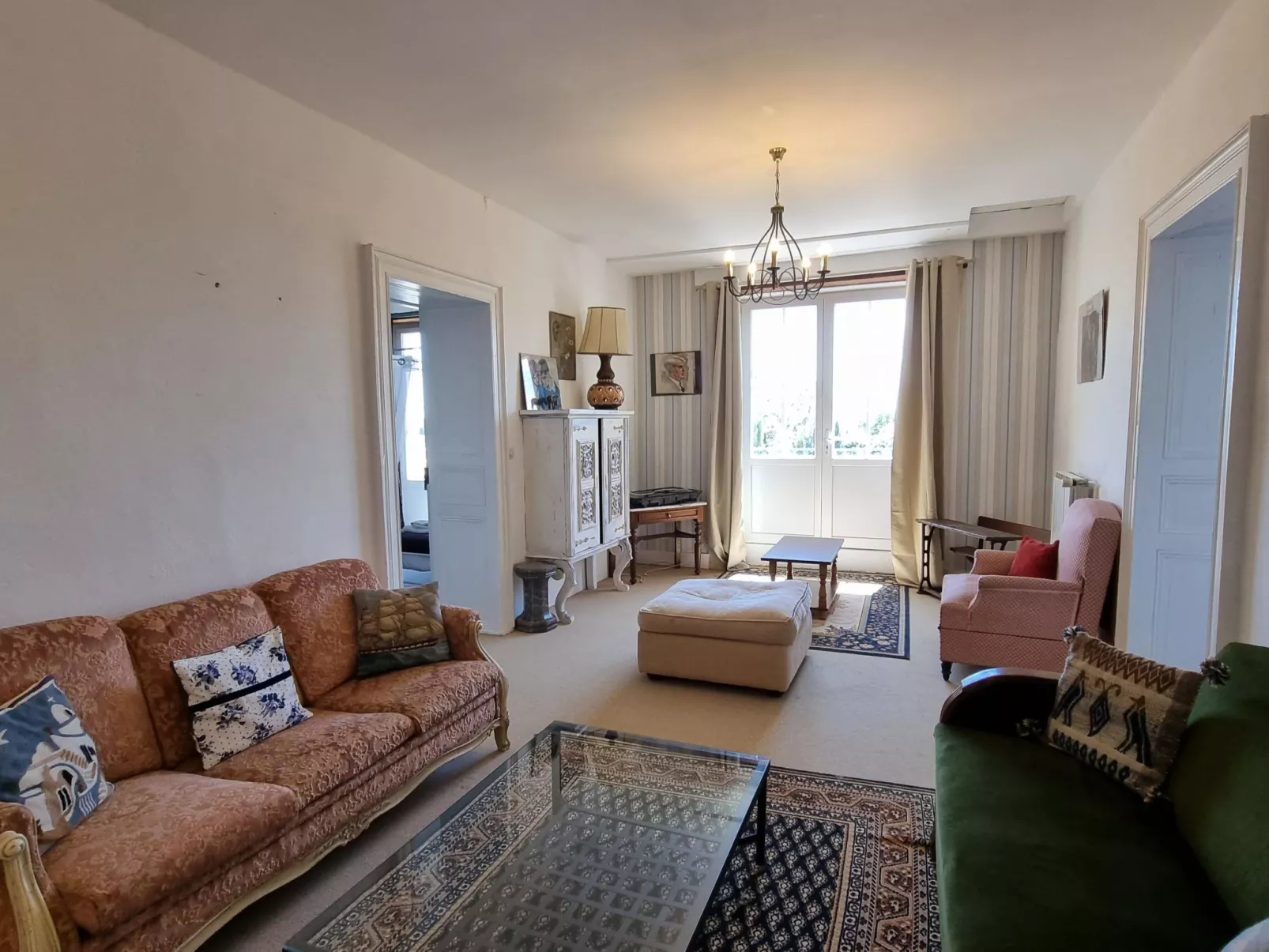 8-Zimmer-Schloss mit Pool und eigenem Park-Binnen