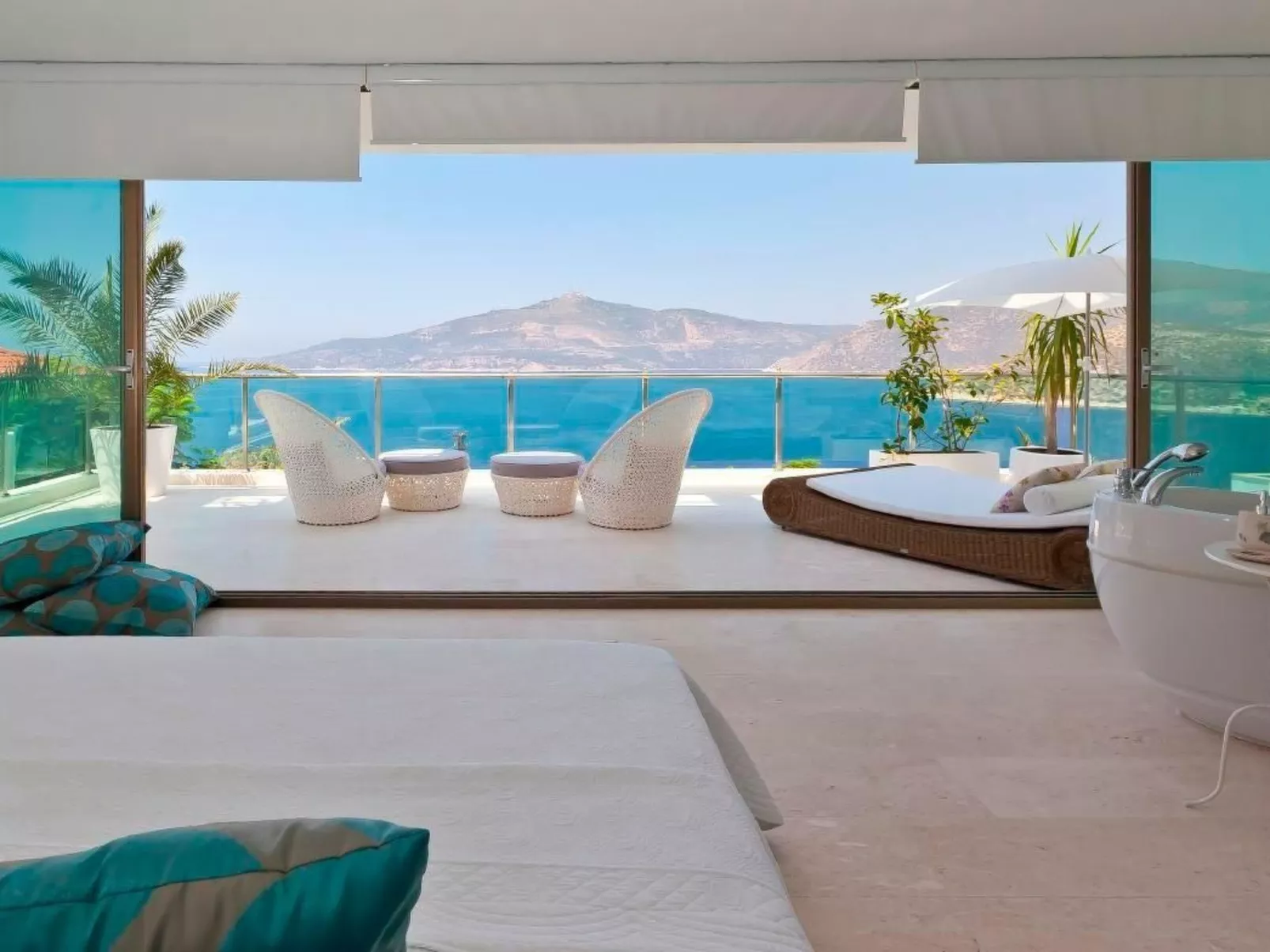 Ferienvilla mit Blick auf das Wasser-Image-tags.info