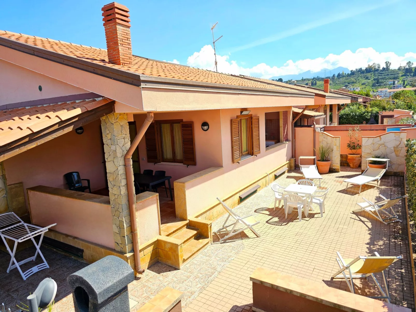 Helle mediterrane Villa mit Veranda und Garten-Image-tags.info