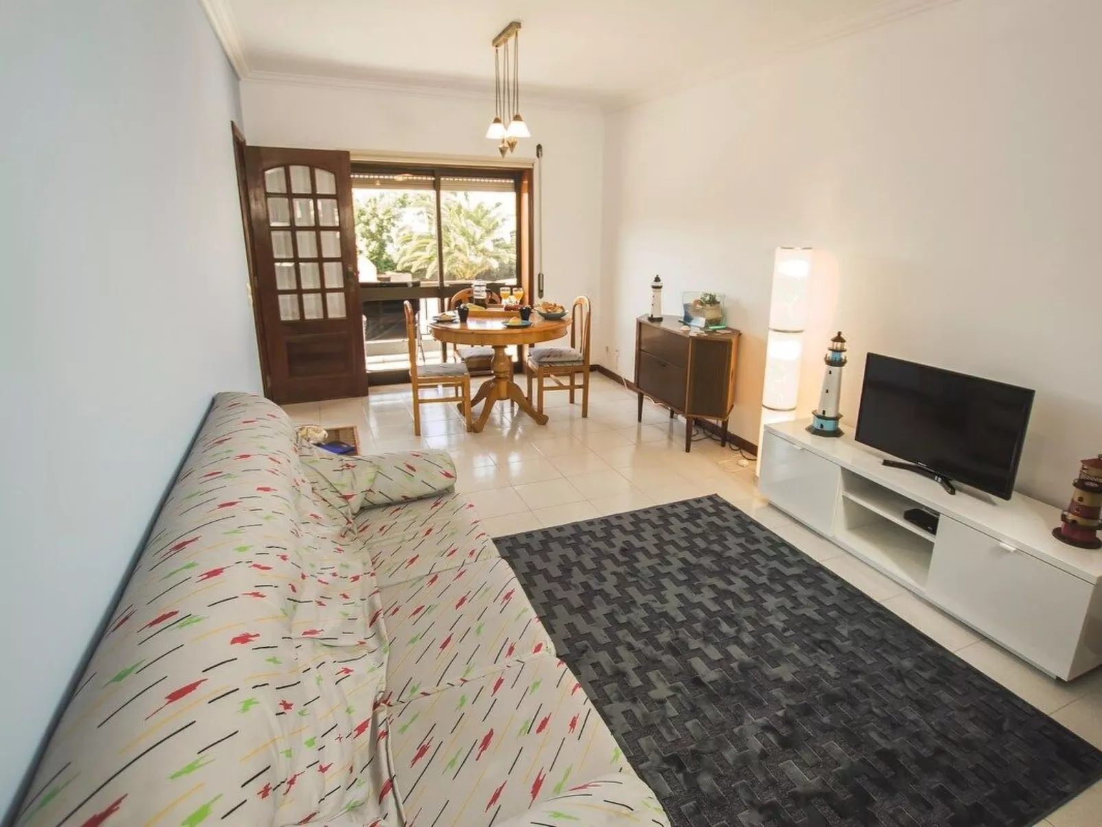 Haus der Scheinwerfer mit freier Garage-Binnen