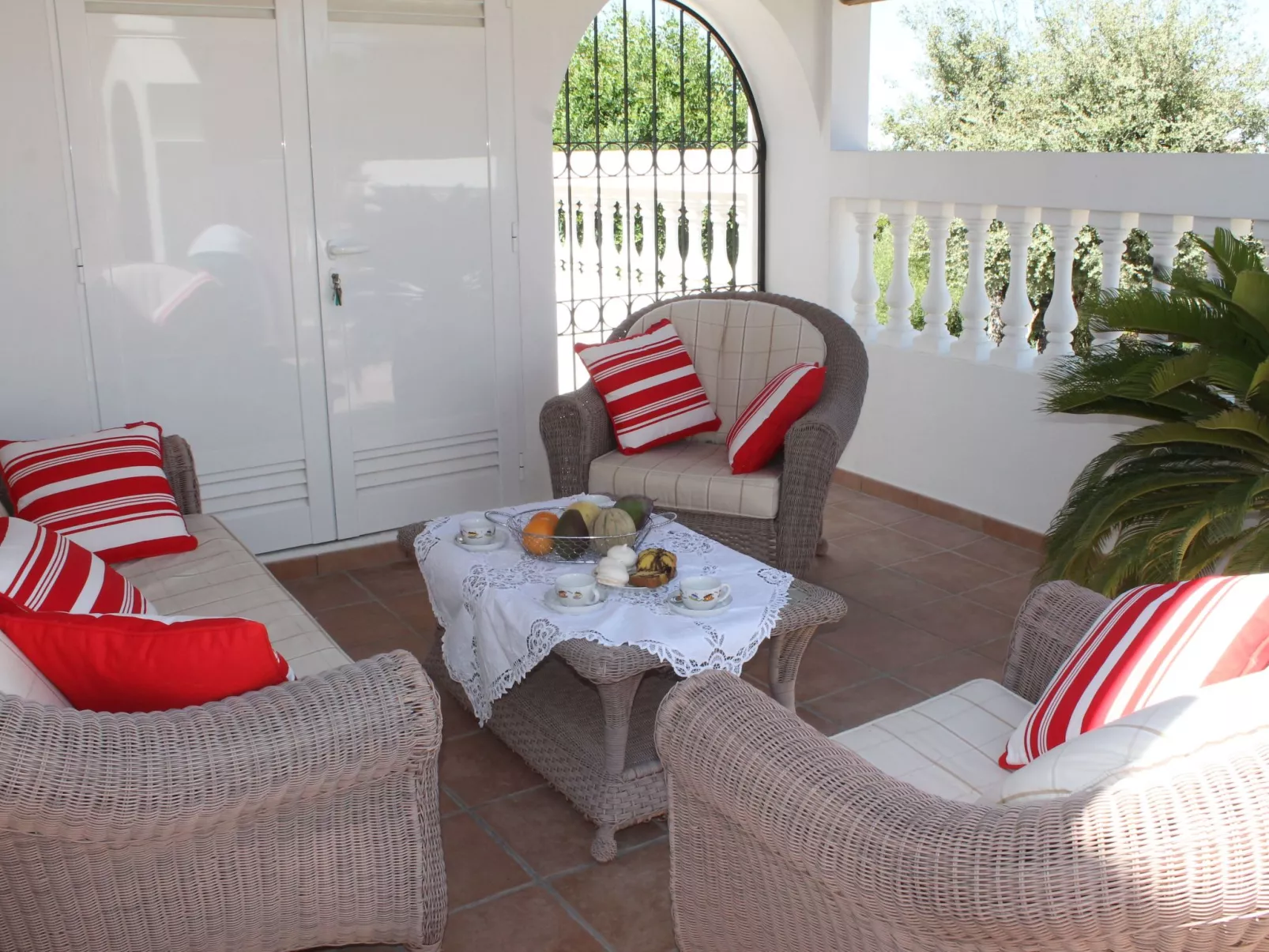 Ferienvilla mit Blick auf das Wasser-Buiten