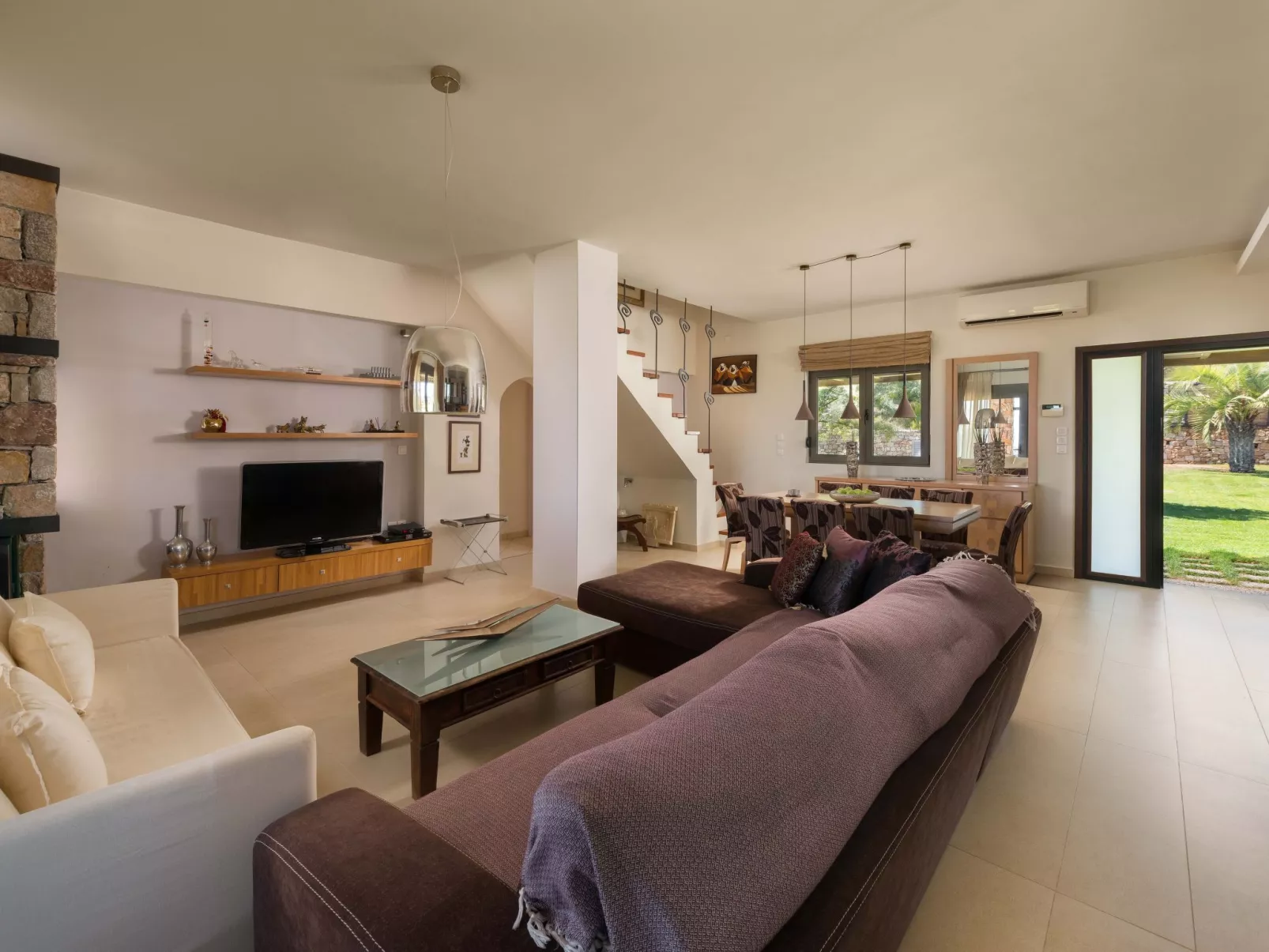 In Sgourou mit Parkplatz, Blick ins Grüne-Binnen