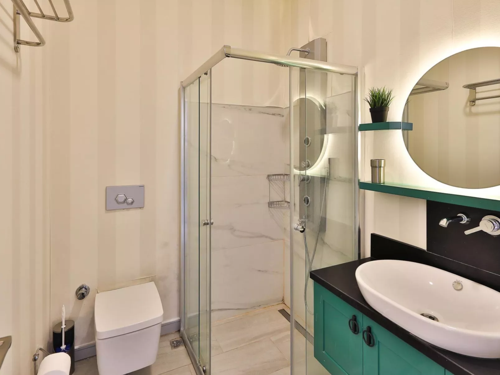 Traditionelles Natursteinhaus mit Sichtschutzpool-Binnen