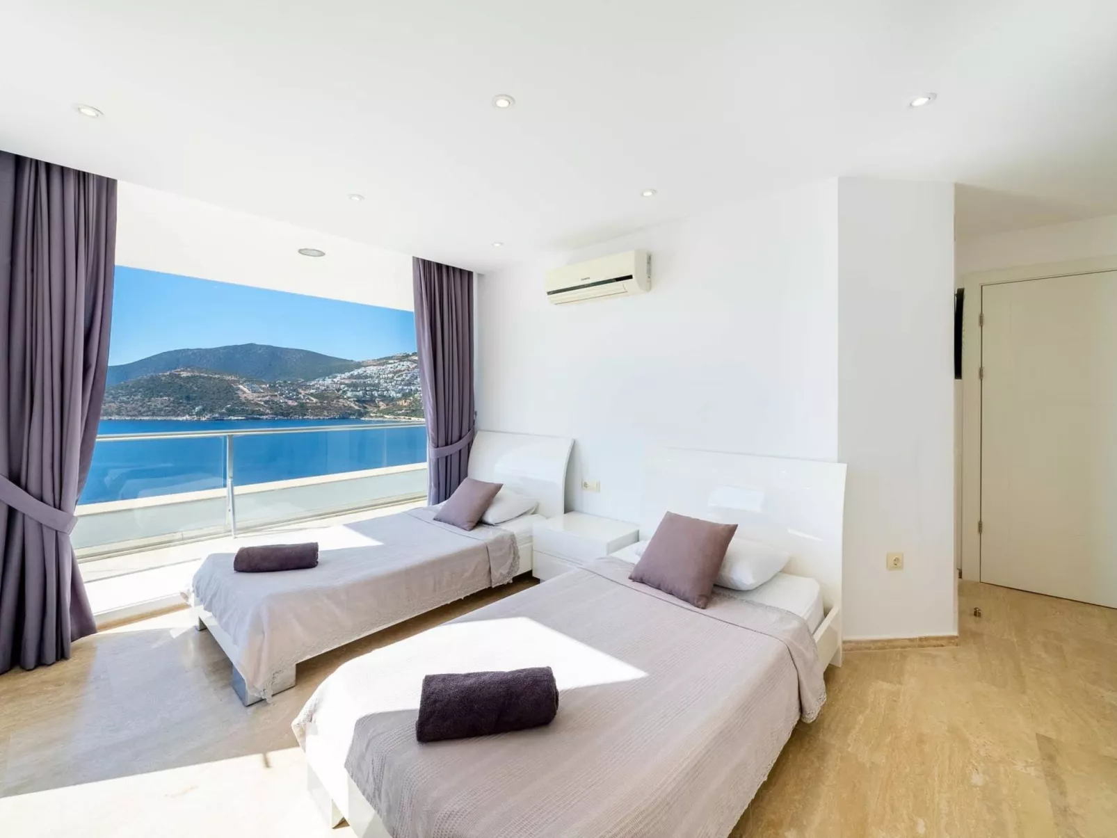 Große Villa direkt am Meer mit Infinitypool-Binnen