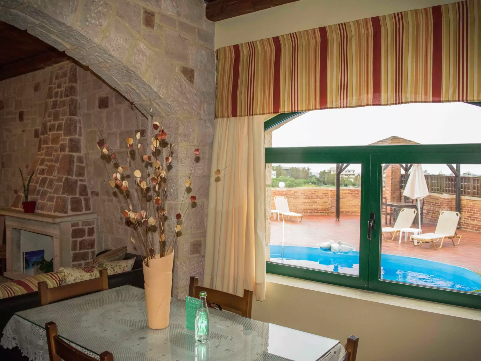 Niriides Villas_ Thetis_ 3-Schlafzimmer privater Pool-Binnen