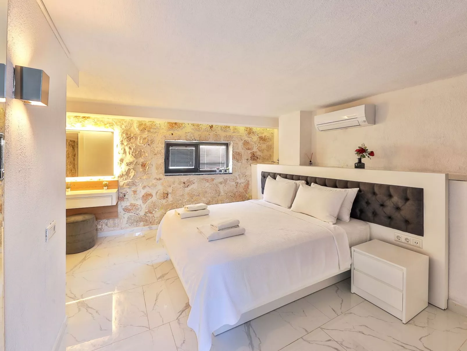 Moderne Luxusvilla in Kalkan mit Meerblick-Binnen