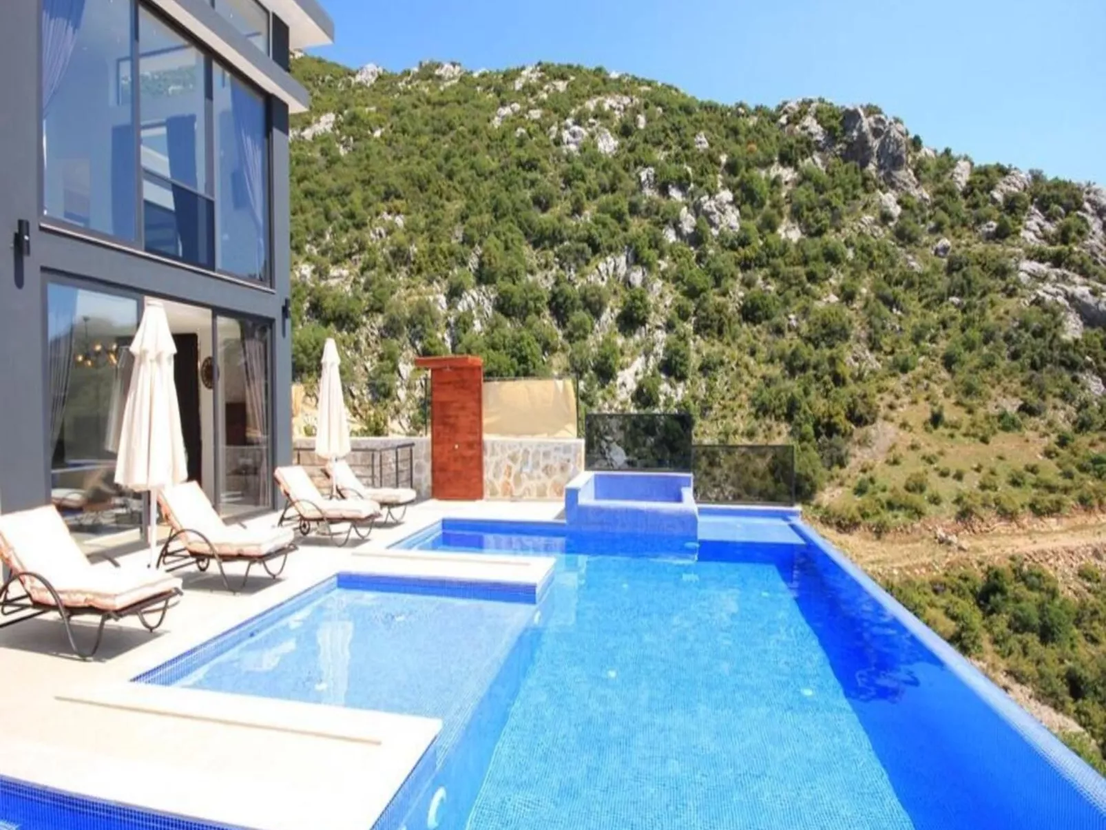 Villa mit Blick auf das Tal-Binnen