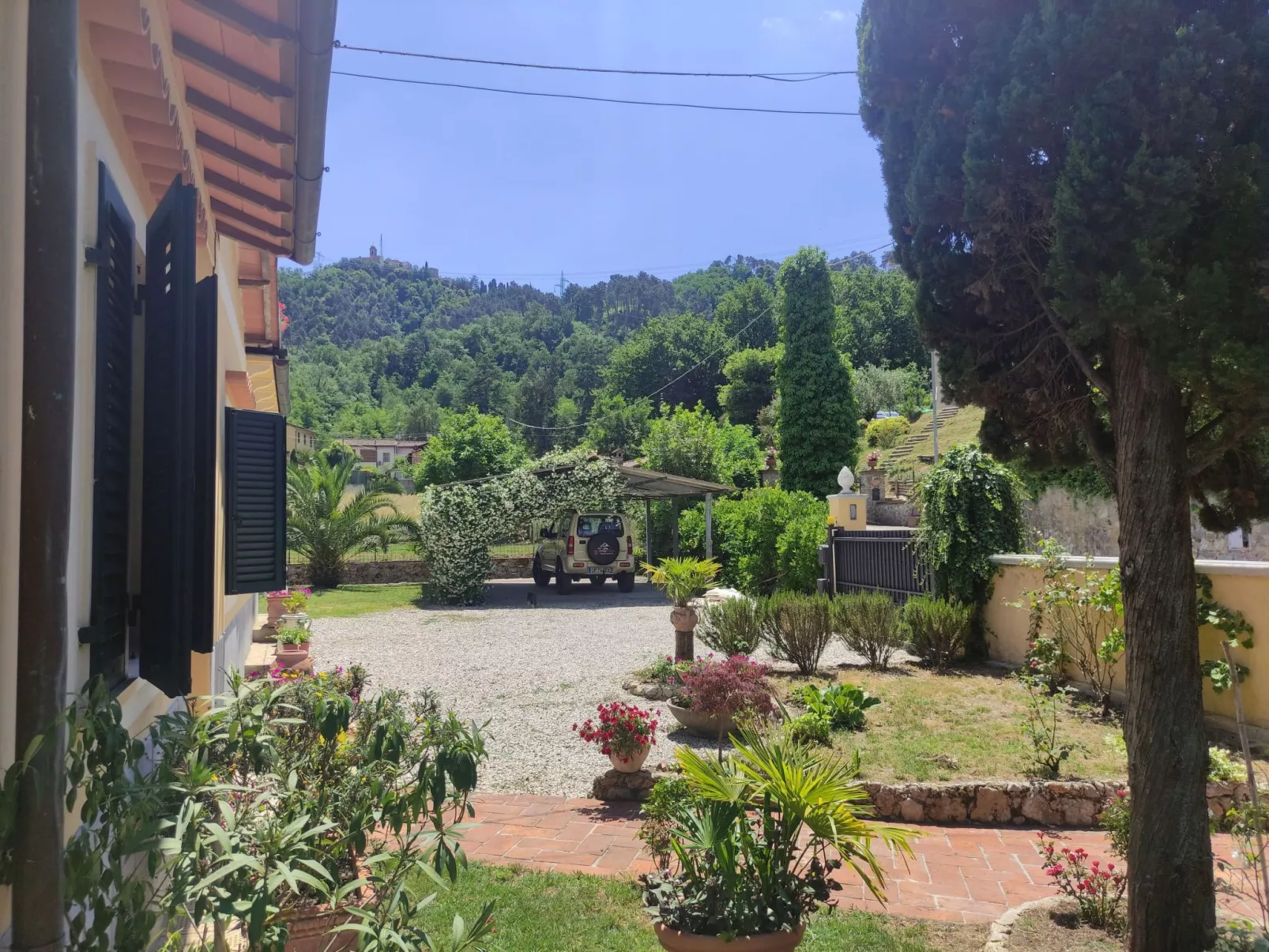 Villa mit schönem Gartne und Sonnenterrasse-Buiten