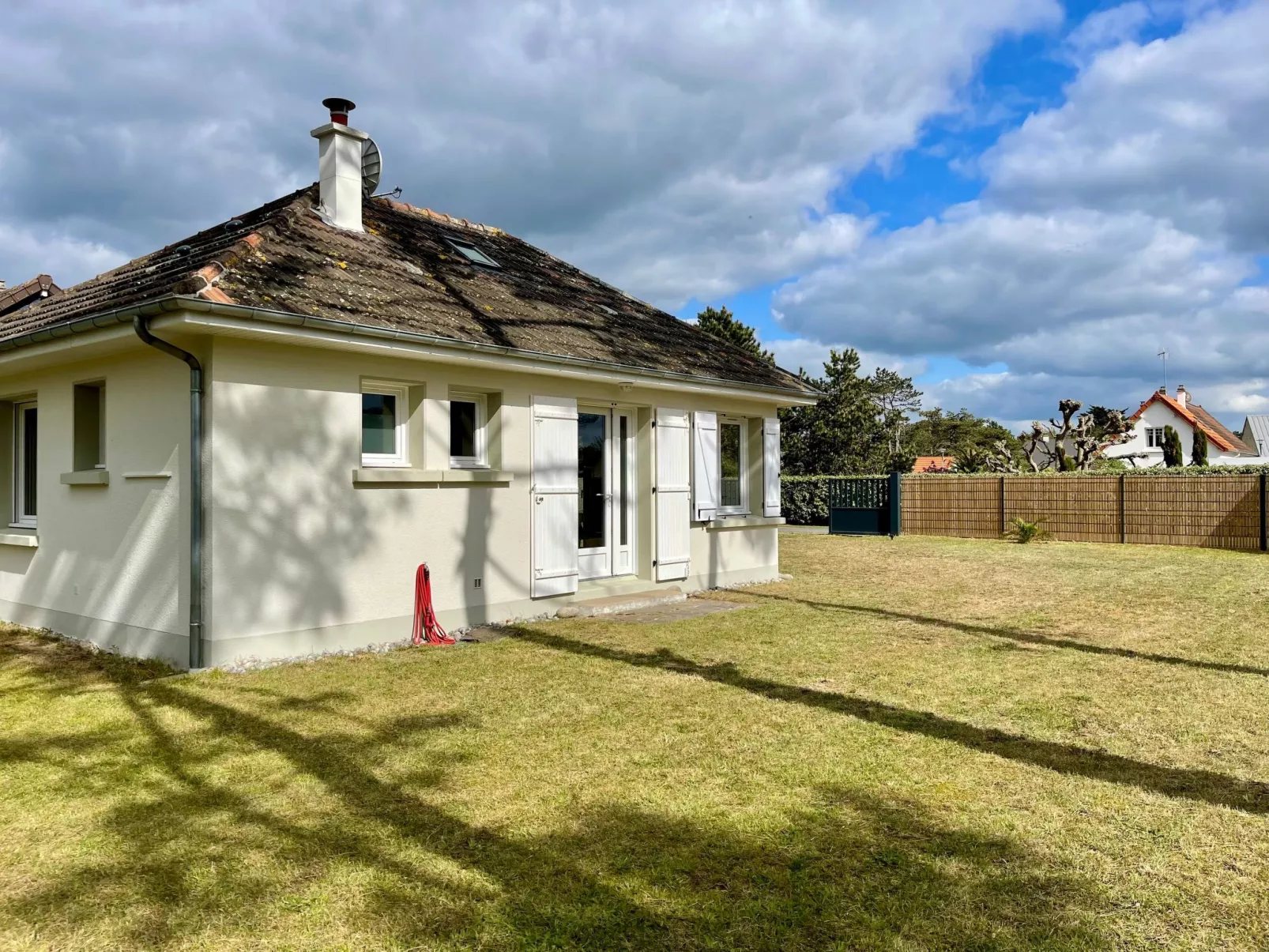 Haus im Erdgeschoss in Strandnähe-Buiten