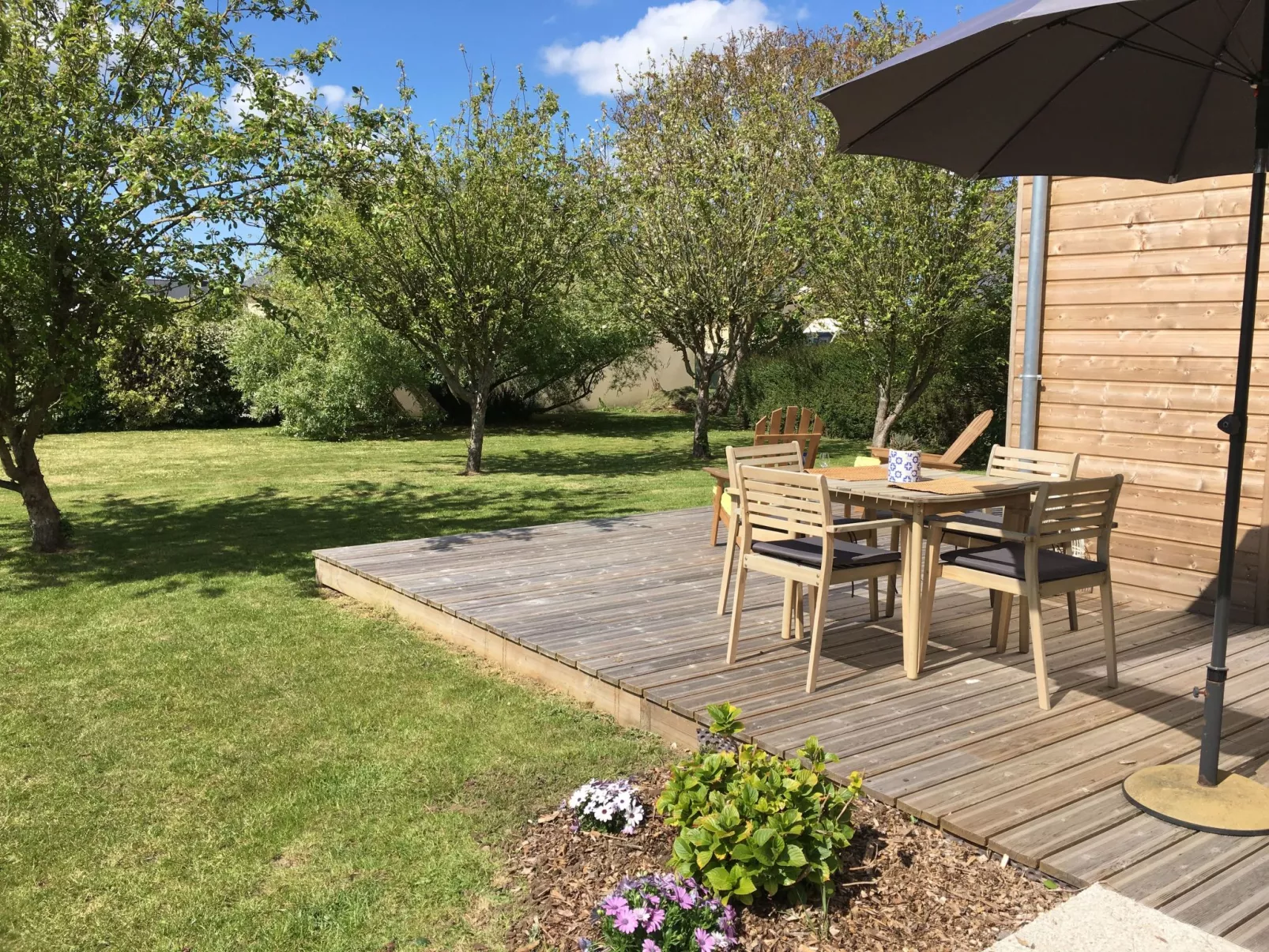 Charmantes Holzhaus in einer grünen Umgebung-Buiten